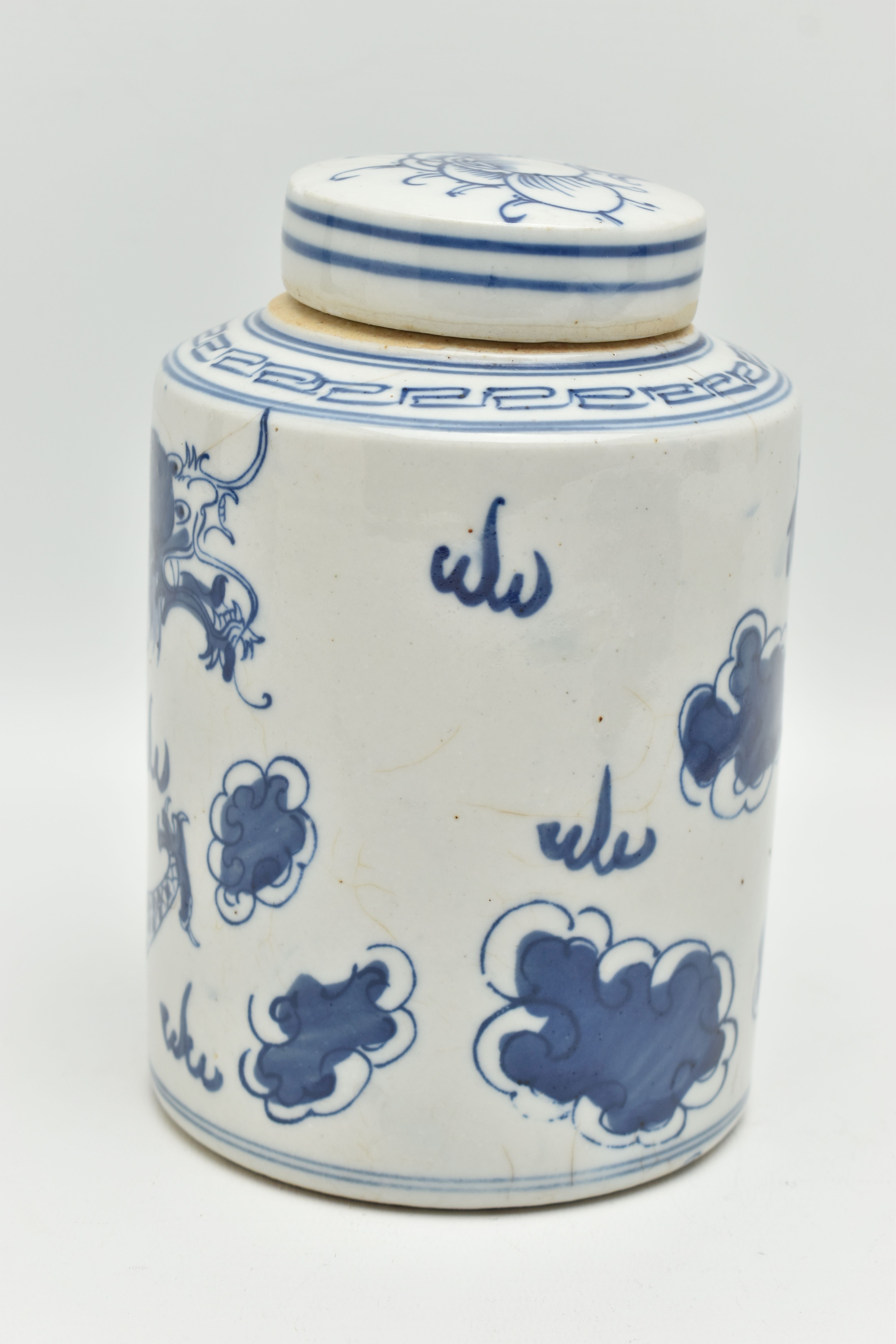 A 19TH CENTURY CHINESE PORCELAIN CYLINDRICAL JAR AND COVER DECORATED IN BLUE AND WHITE WITH A FOUR - Image 4 of 7