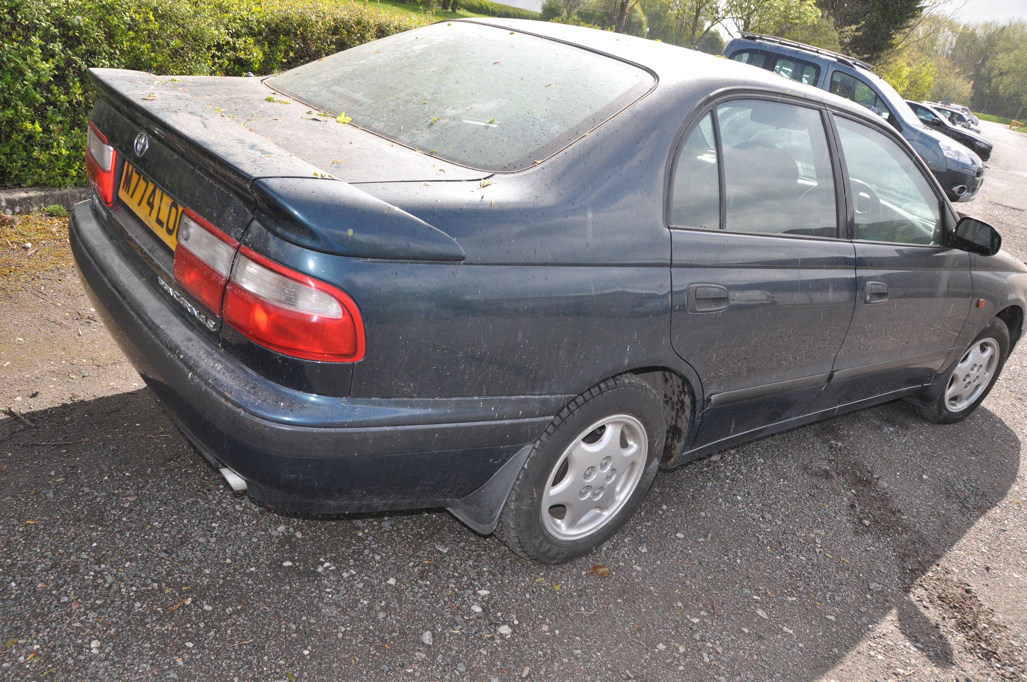 A 1994 TOYOTA CARINA E EXECUTIVE A FOUR DOOR SALOON CAR in blue, first registered 30/9/1994 under - Image 4 of 13