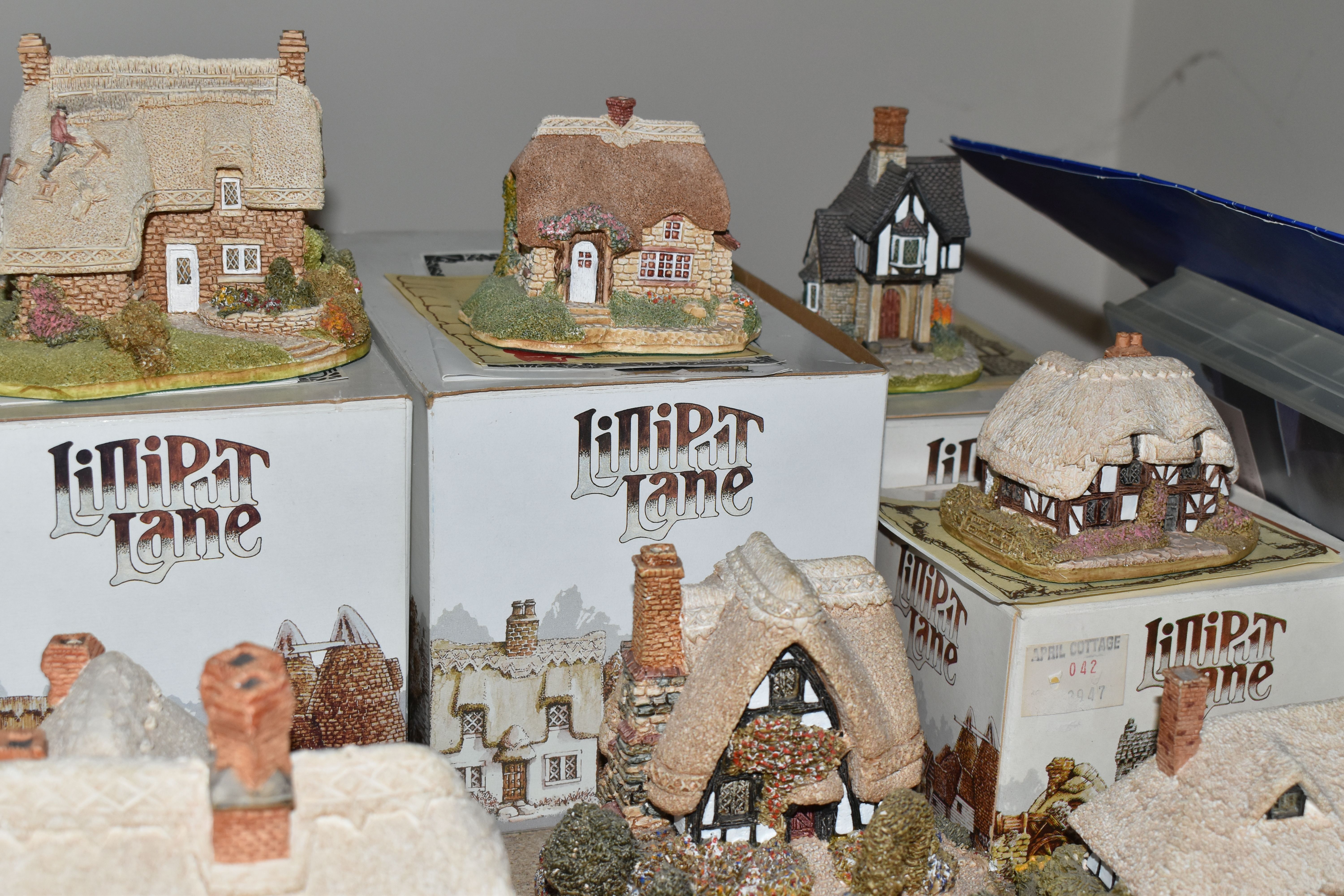 A COLECTION OF LILLIPUT LANE COTTAGES, five boxed houses comprising Circular Cottage and Oak Cottage - Image 8 of 9