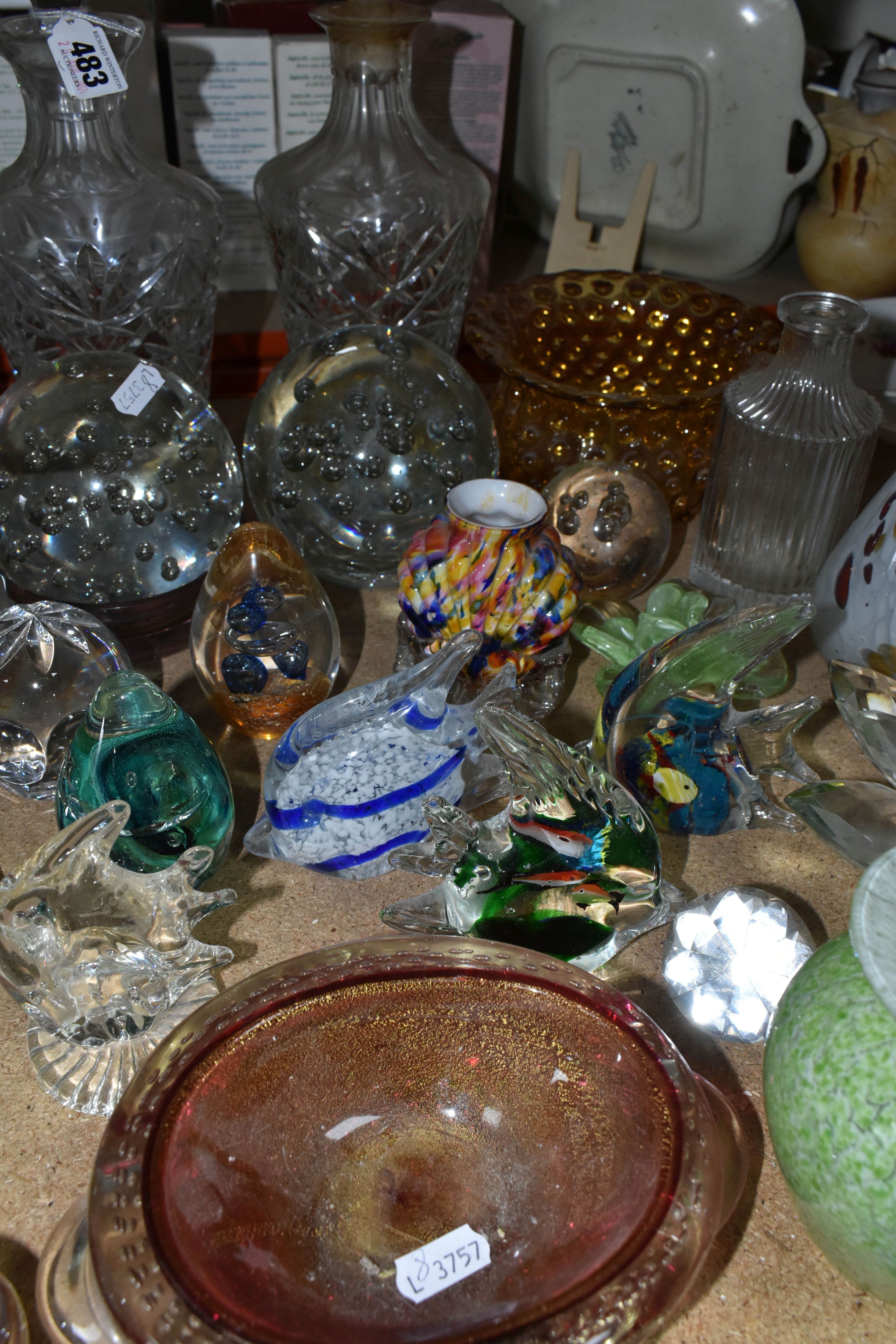 A GROUP OF COLOURED GLASSWARE AND PAPERWEIGHTS, comprising two large air bubble paperweights, a - Image 5 of 12