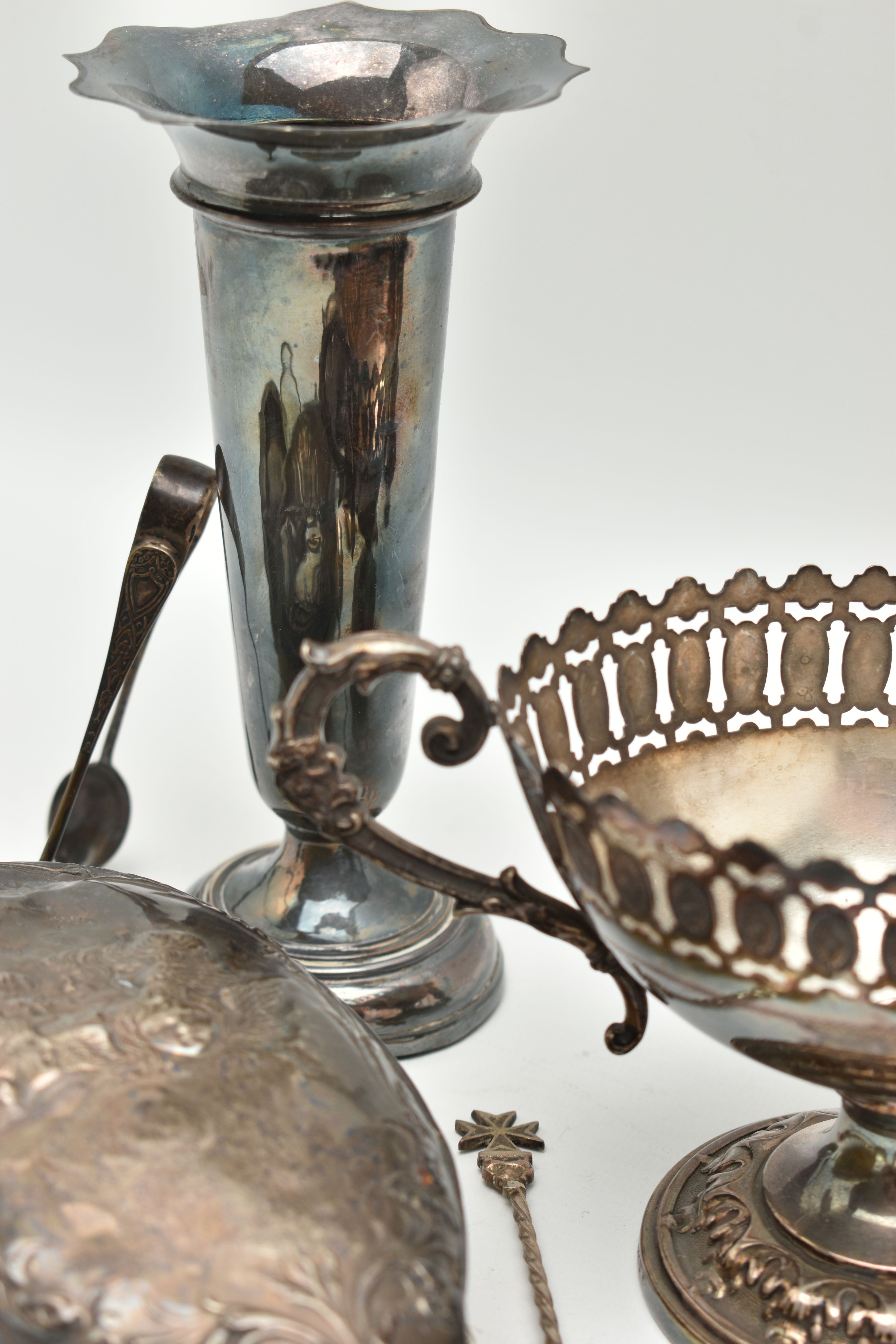 ASSORTED SILVER AND WHITE METAL ITEMS, to include a pair of silver posy vases, with wavy rims and - Image 6 of 8
