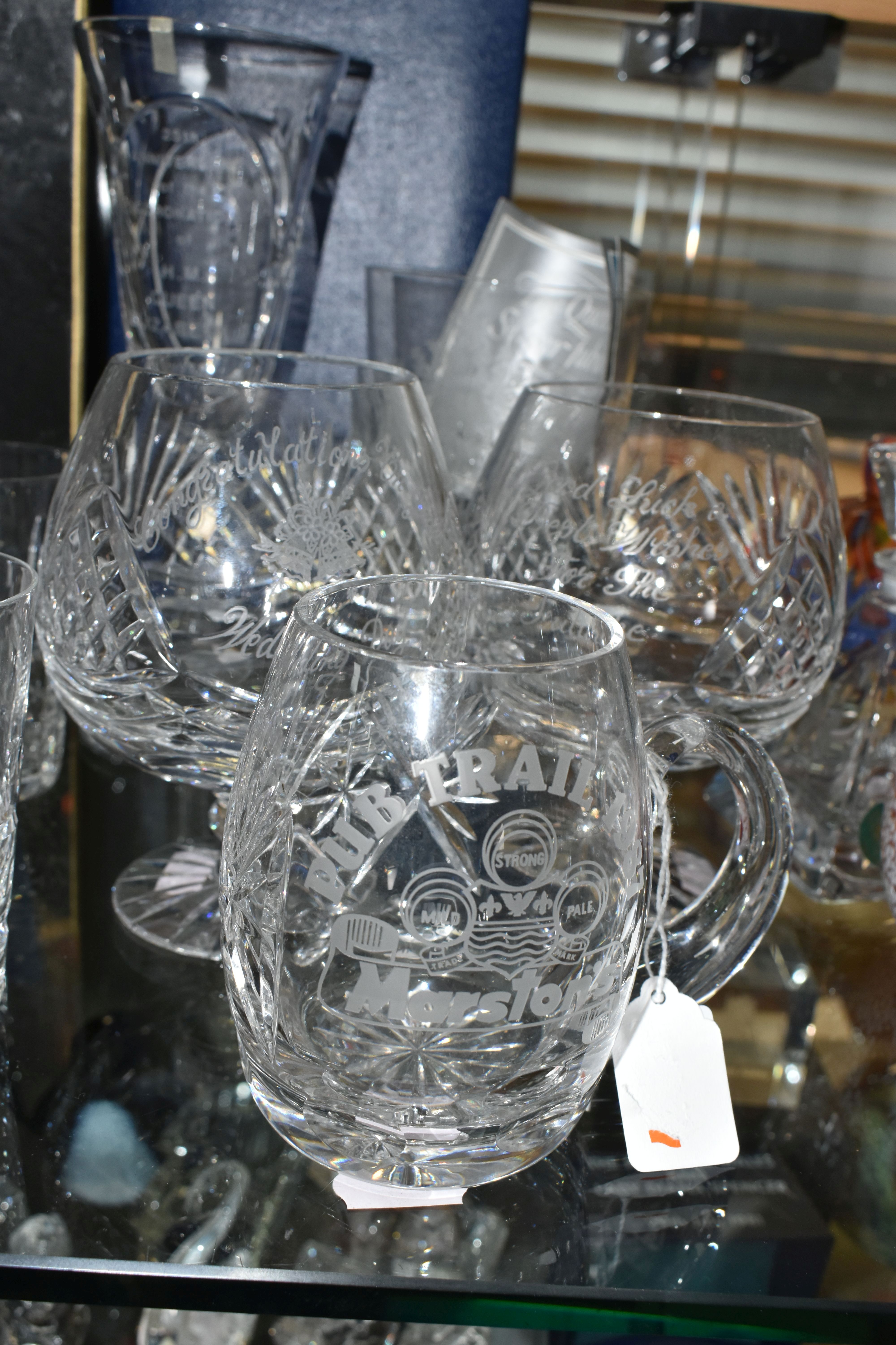 A GROUP OF ETCHED COMMEMORATIVE GLASS WARE, to include a Marstons 'Pub Trail 1987' beer glass, two - Image 2 of 6