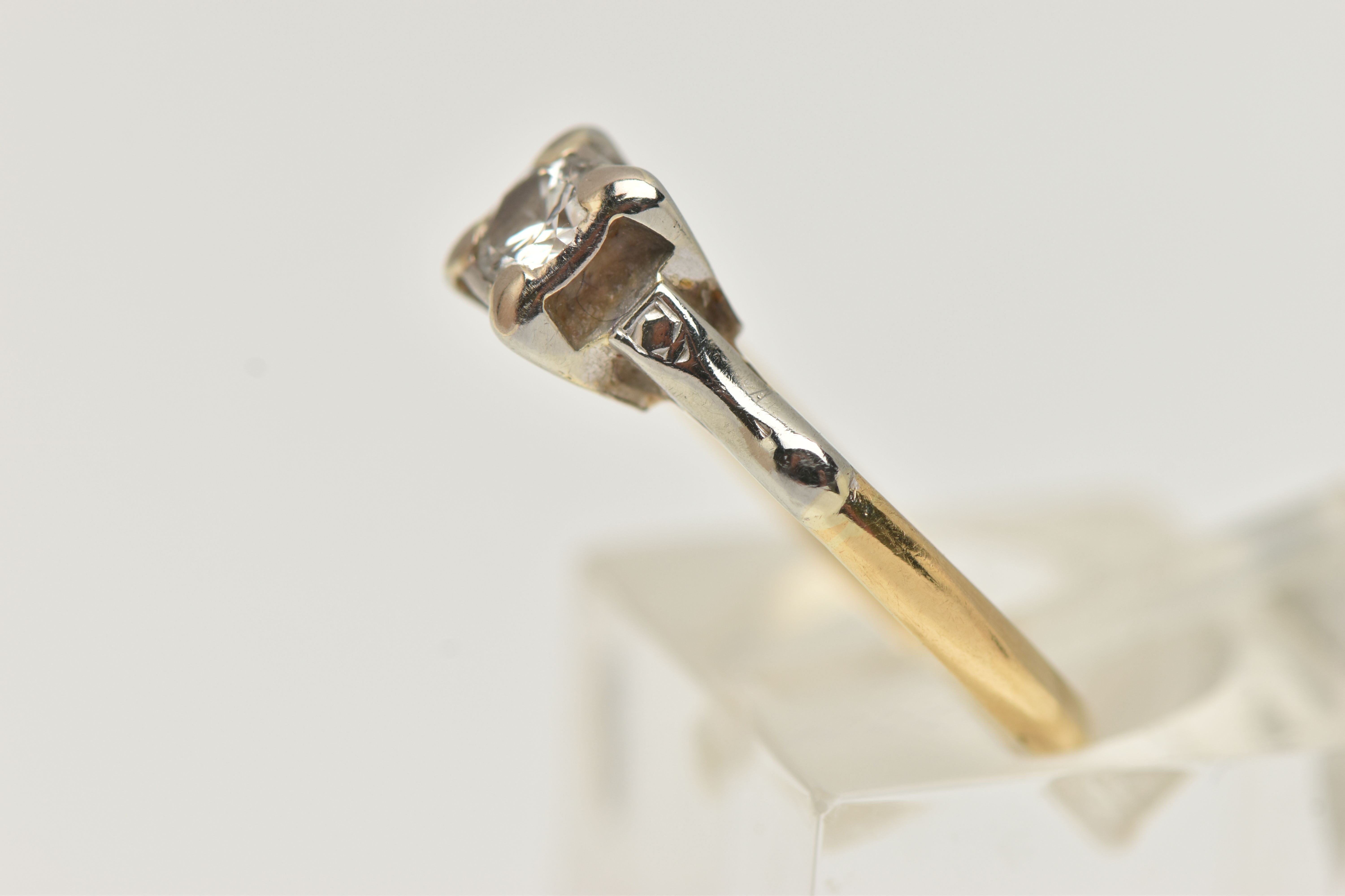 AN 18CT GOLD DIAMOND SINGLE STONE RING, round brilliant cut diamond, claw rub over setting, - Image 2 of 4