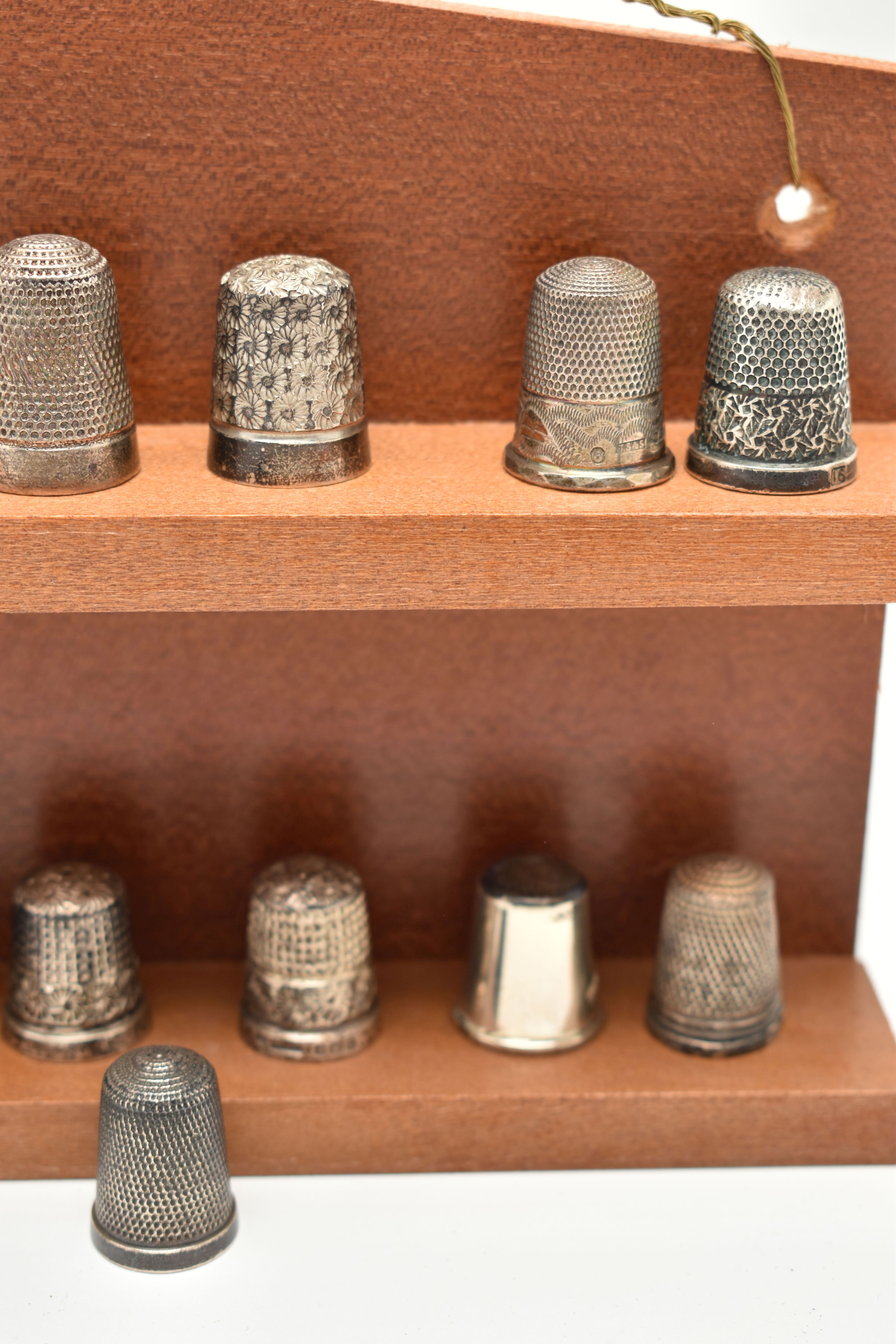 A SELECTION OF SILVER THIMBLES AND TWO DISPLAY SHELVES, to include twenty-two thimbles, various - Image 4 of 7