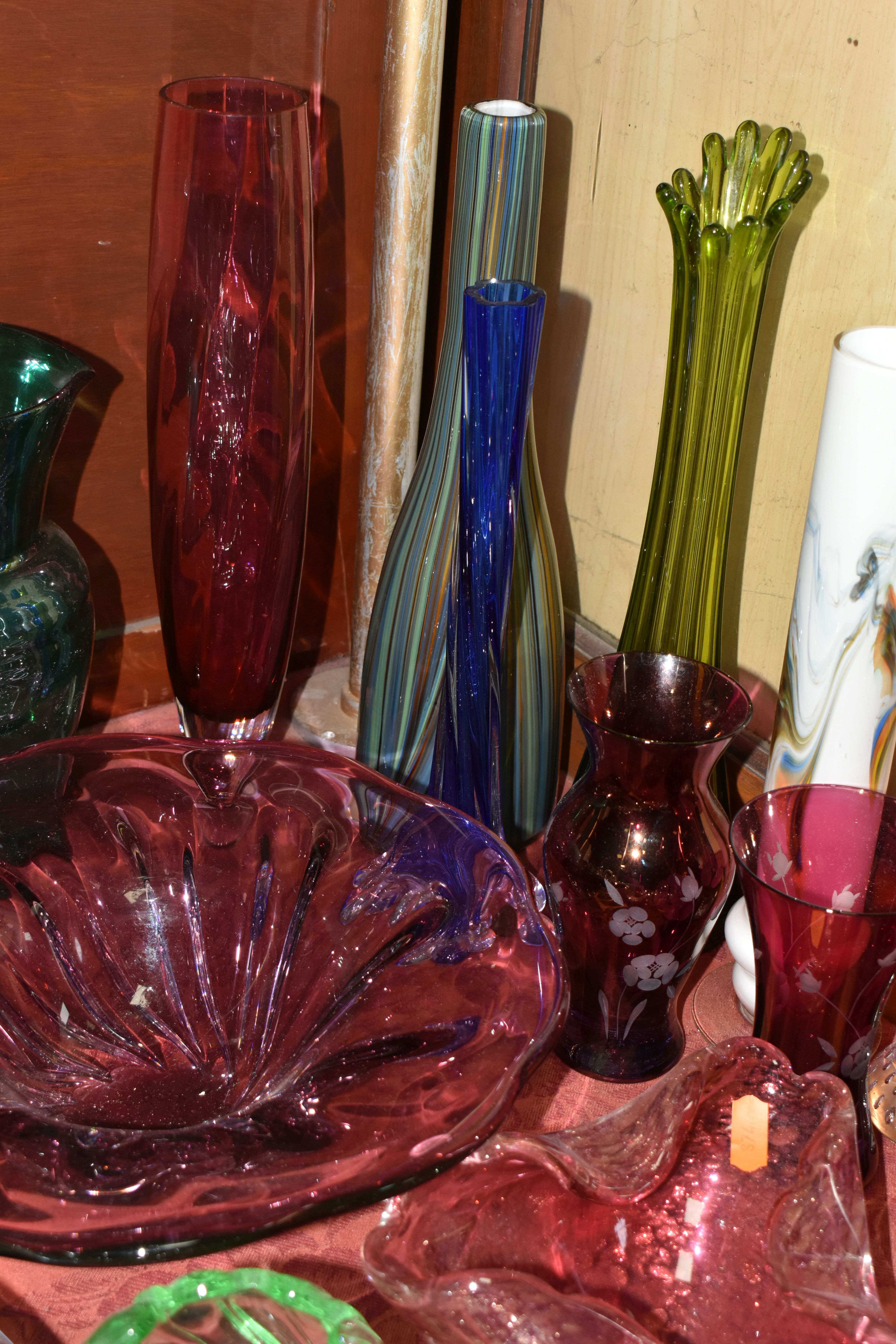 A SMALL QUANTITY OF COLOURED DECORATIVE GLASSWARES ETC, to include a pale cranberry coloured bowl - Image 2 of 6