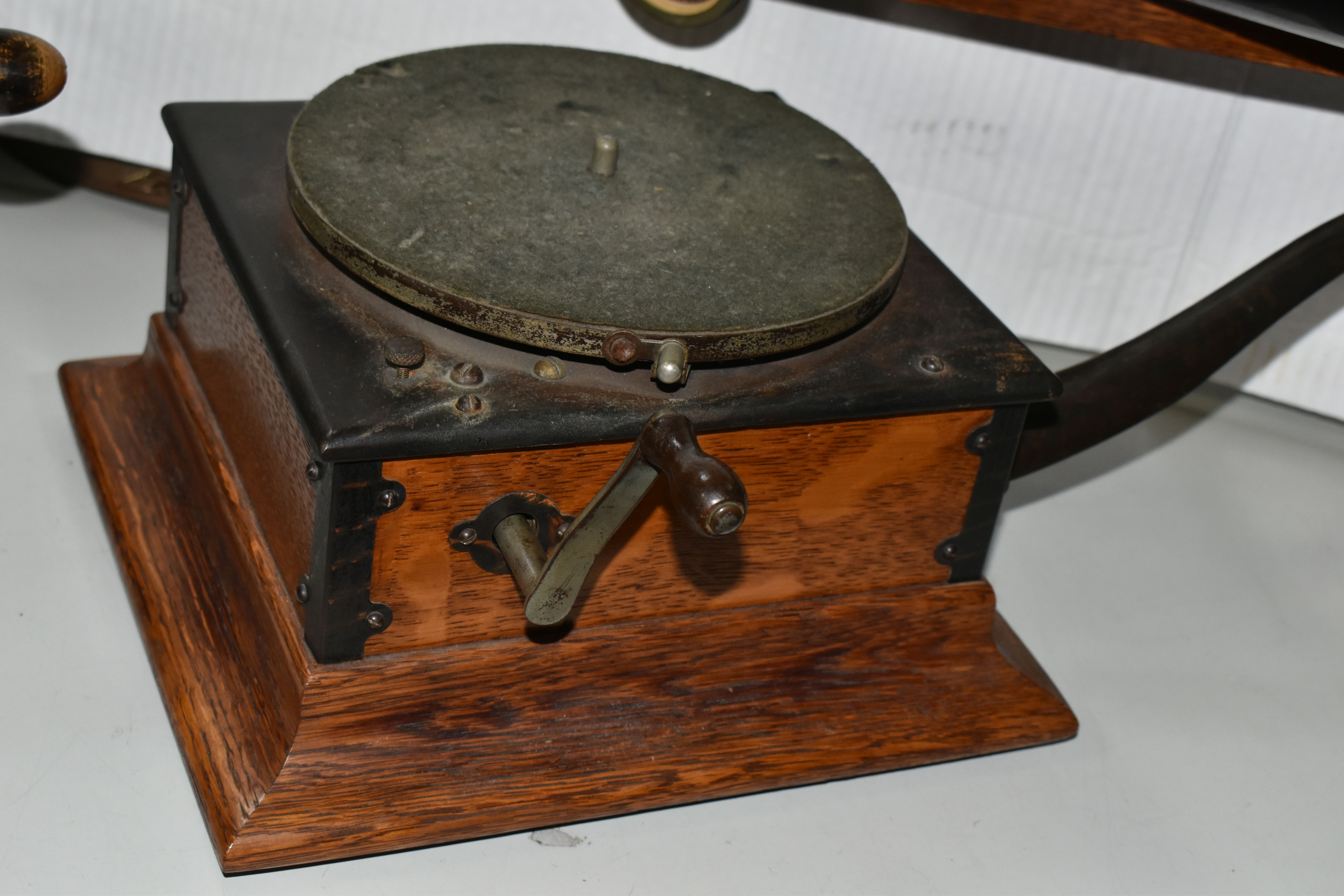 A VICTOR HIS MASTERS VOICE TYPE R COMPACT GRAMOPHONE, complete with horn, in working condition - Image 4 of 11