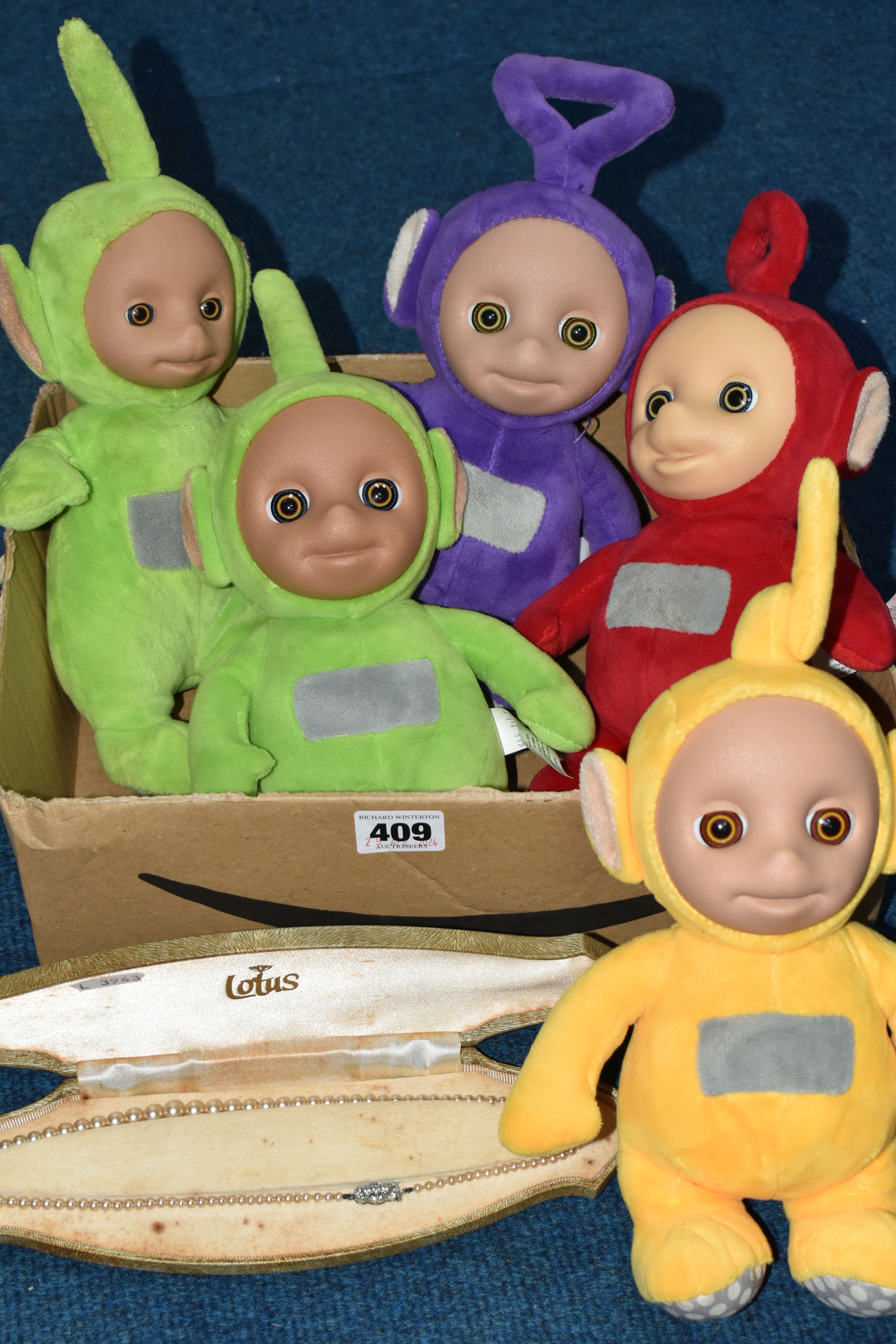 A BOX OF FIVE TELETUBBIES AND A SIMULATED PEARL NECKLACE, to include Tinky-Winky, Dipsy, Laa Laa and