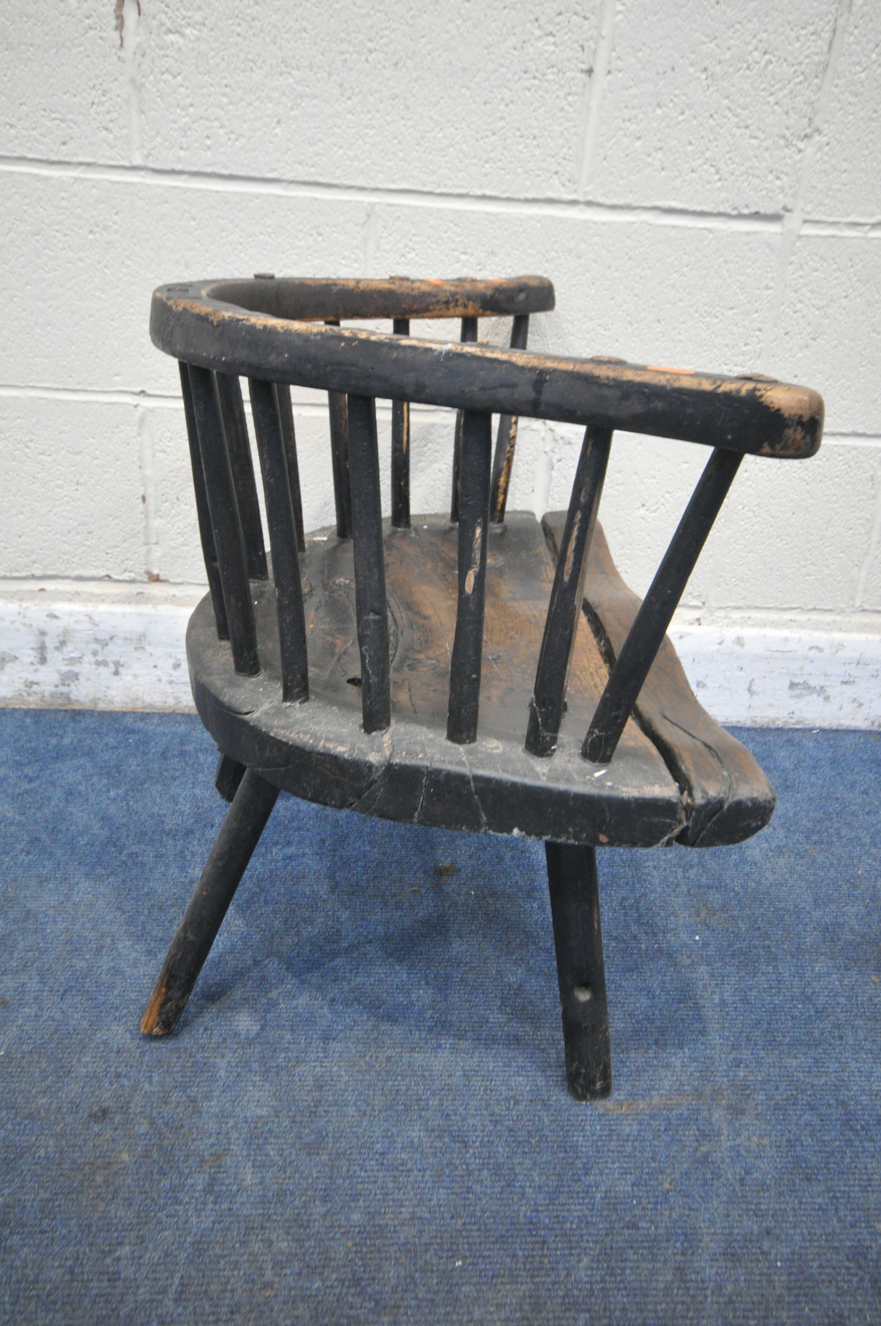 A 17TH / 18TH CENTURY ELM PRIMITIVE CHILDS CHAIR, with bentwood backrest, spindle supports, raised - Image 3 of 14