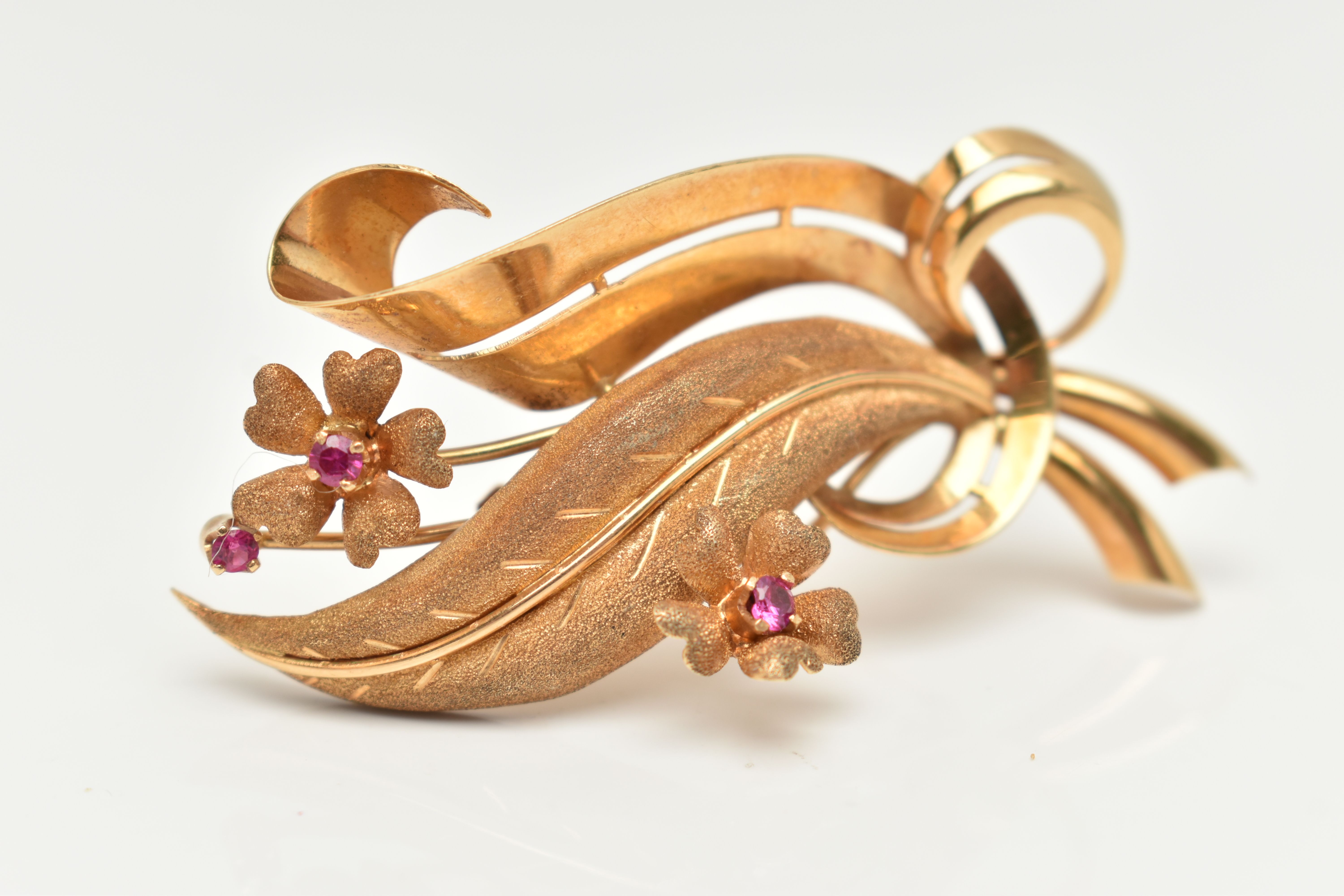 A YELLOW METAL GEM SET FLORAL SPRAY BROOCH, set with three circular mixed cut synthetic rubies, to - Image 5 of 5