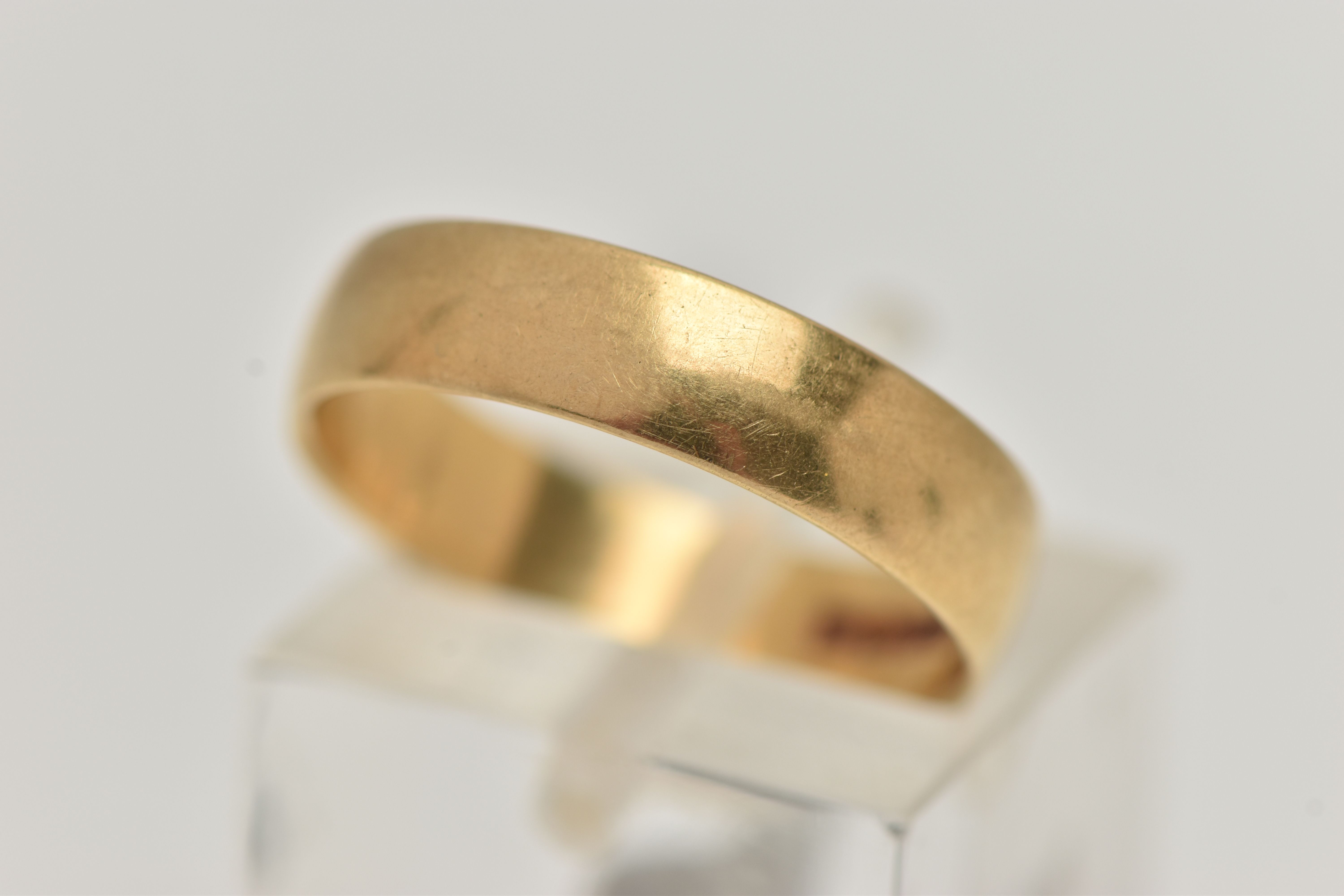 A YELLOW GOLD BAND RING, a plain polished band ring, approximate width 4.5mm, hallmarked 18ct