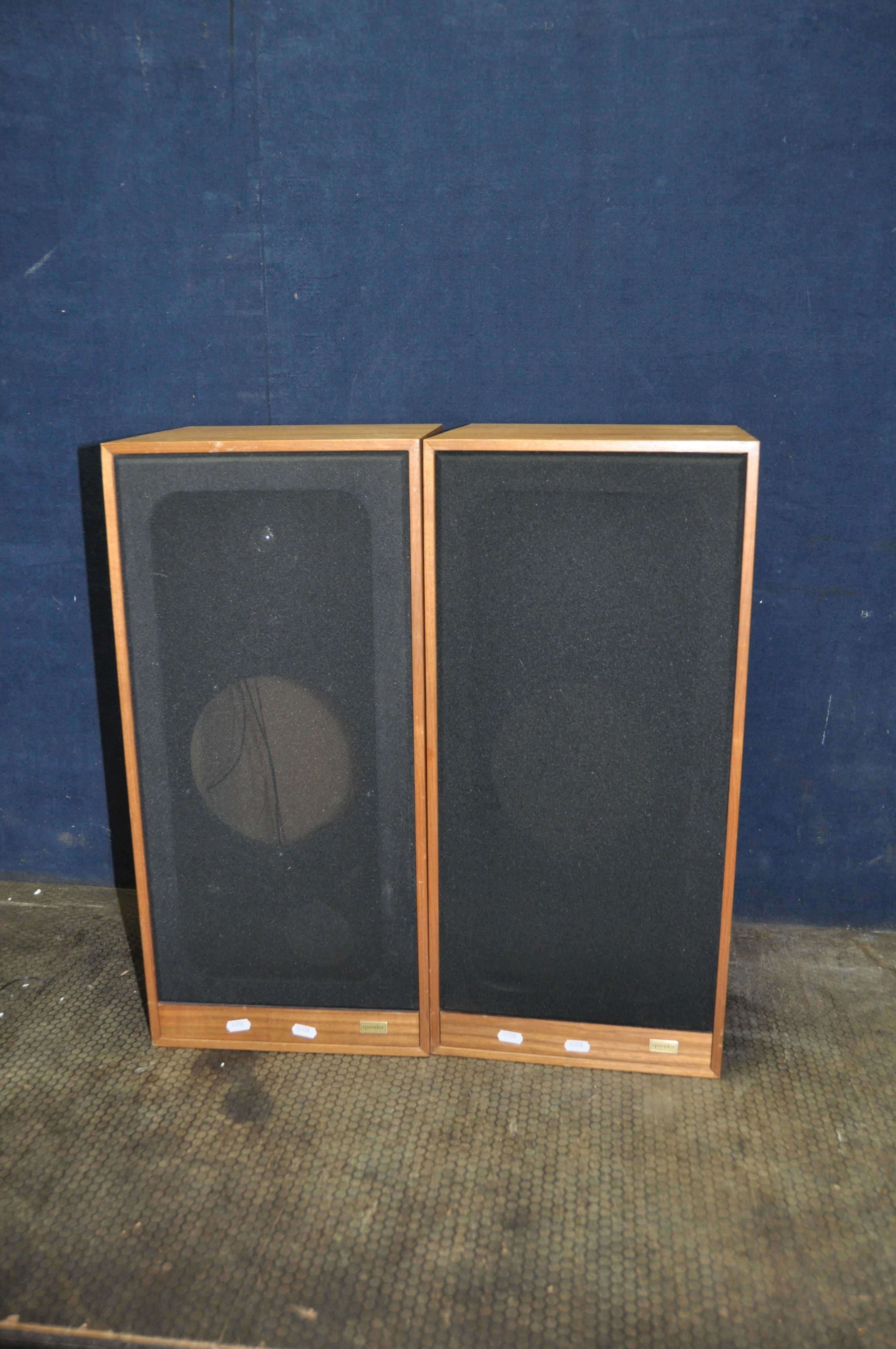 A PAIR OF SPENDOR SP1 VINTAGE HI FI SPEAKER CABINETS with two horns fitted but no 8in drivers in - Image 3 of 6