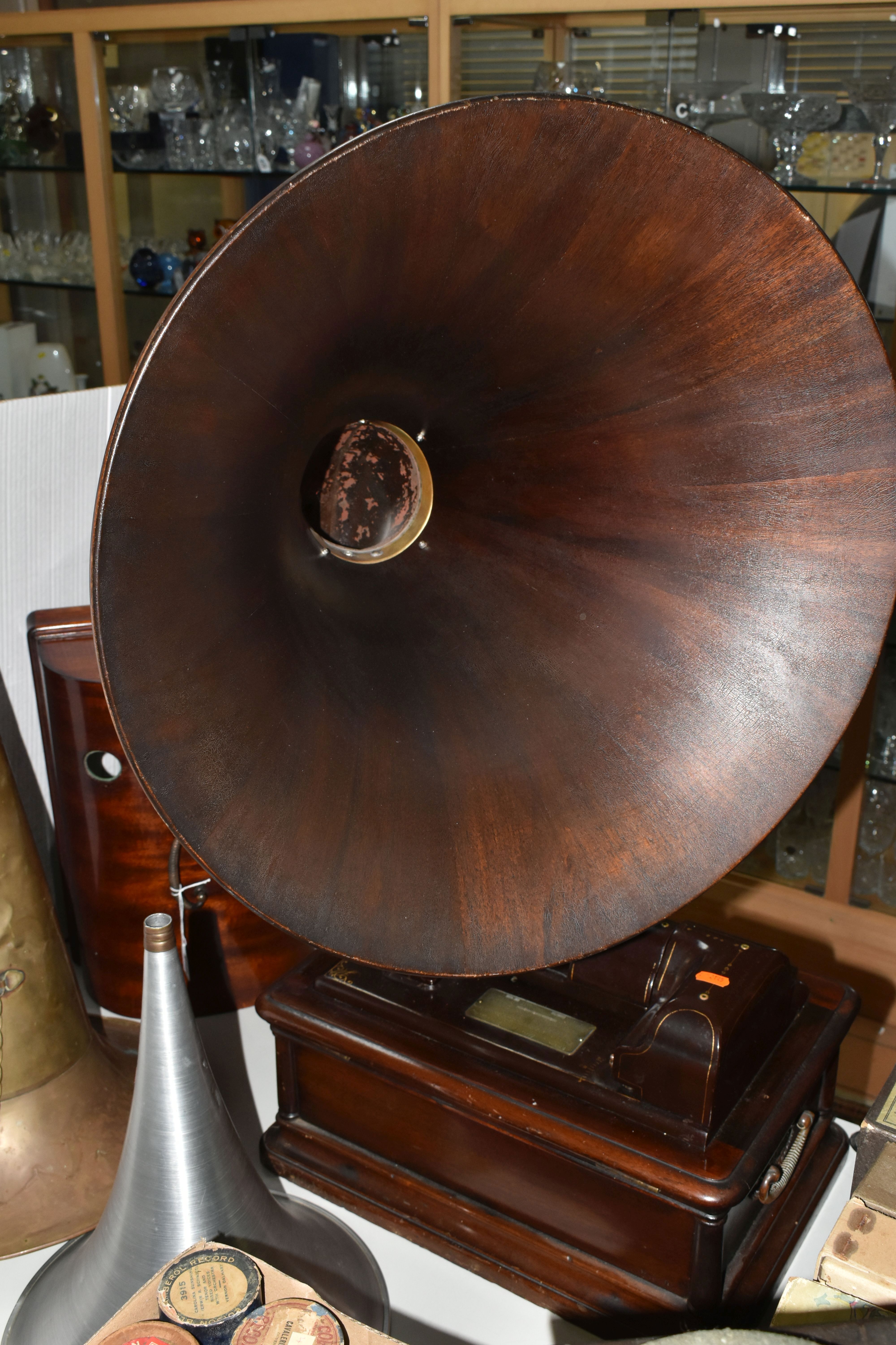 AN EDISON OPERA PHONOGRAPH, type SM, model A, the mahogany case has two swing handles either side - Image 7 of 18