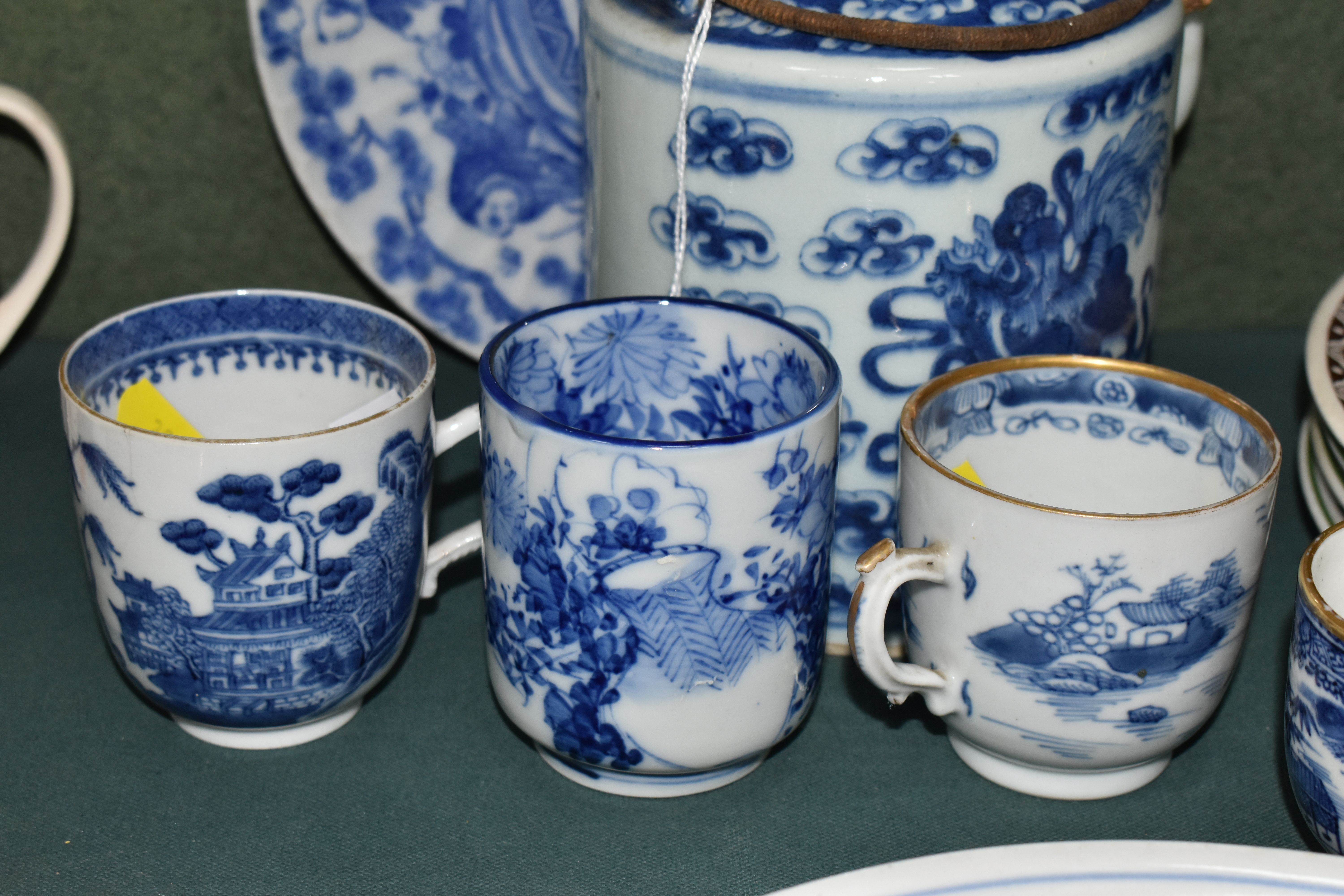 A GROUP OF LATE 18TH TO EARLY 20TH CENTURY CHINESE AND JAPANESE BLUE AND WHITE PORCELAIN, comprising - Image 5 of 9