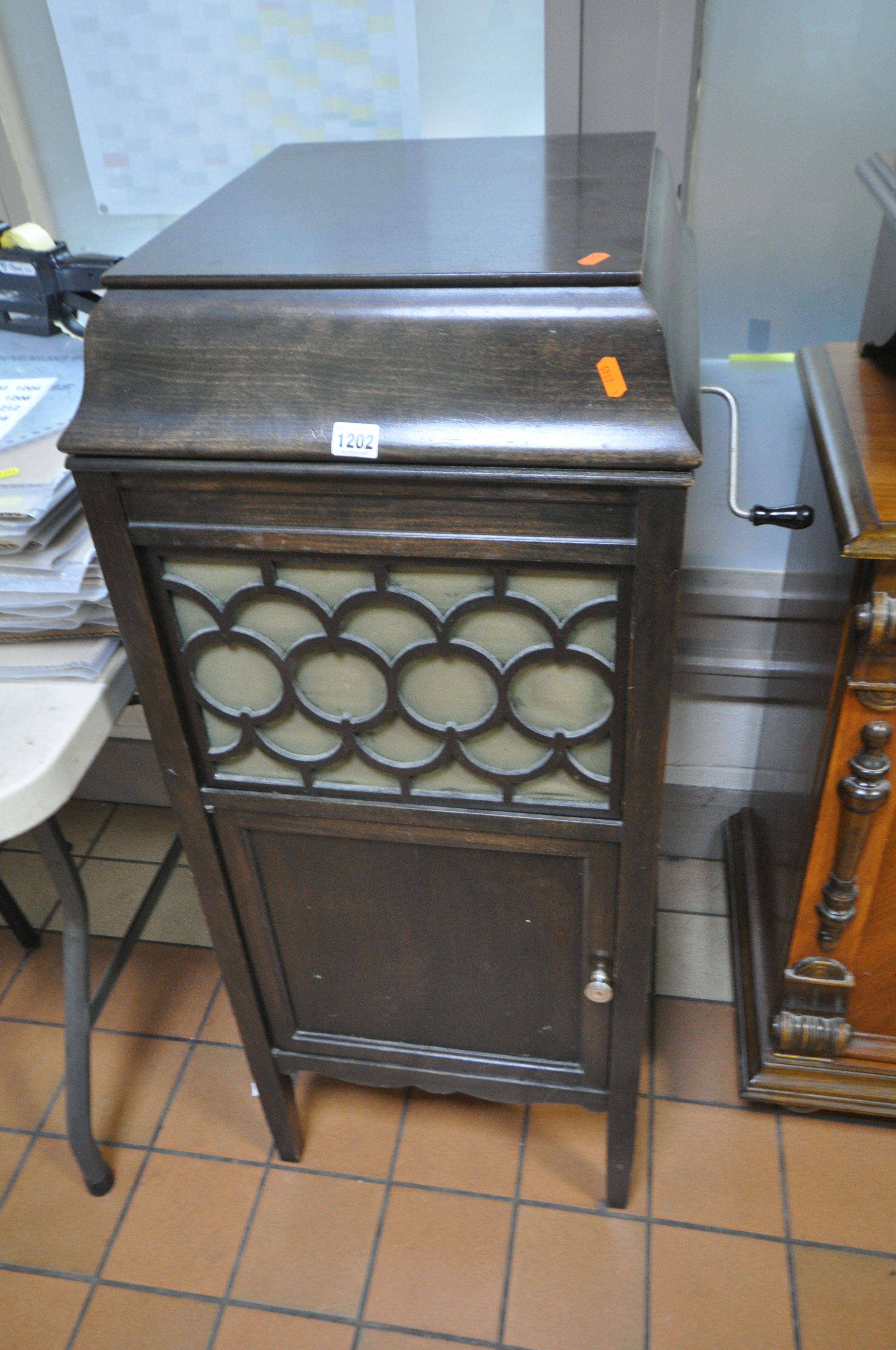 THOMAS A EDISON, AN EARLY 20TH CENTURY MAHOGANY AND BEECH CASED EDISON DISC PHONOGRAPH, model LU-37,