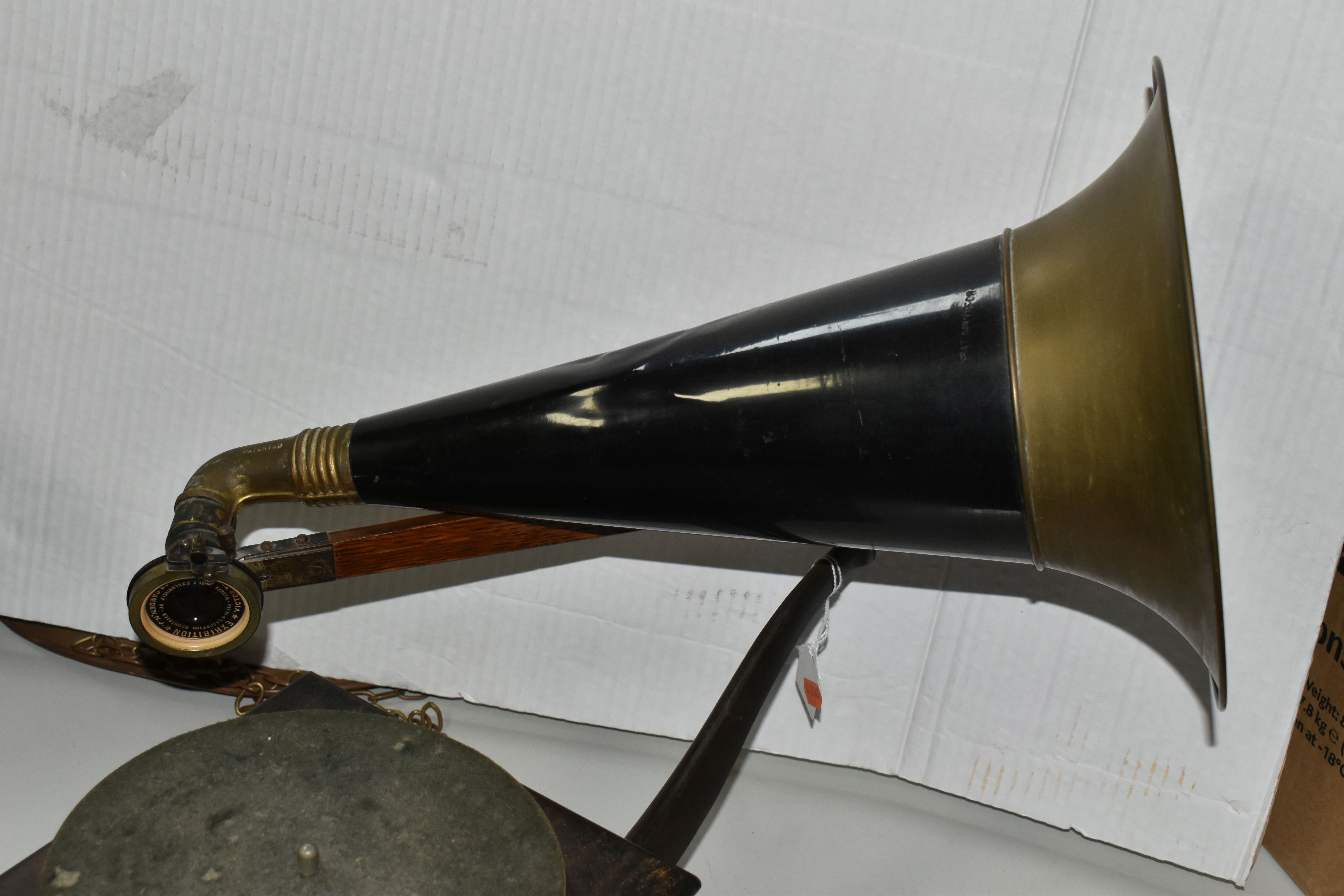 A VICTOR HIS MASTERS VOICE TYPE R COMPACT GRAMOPHONE, complete with horn, in working condition - Image 5 of 11