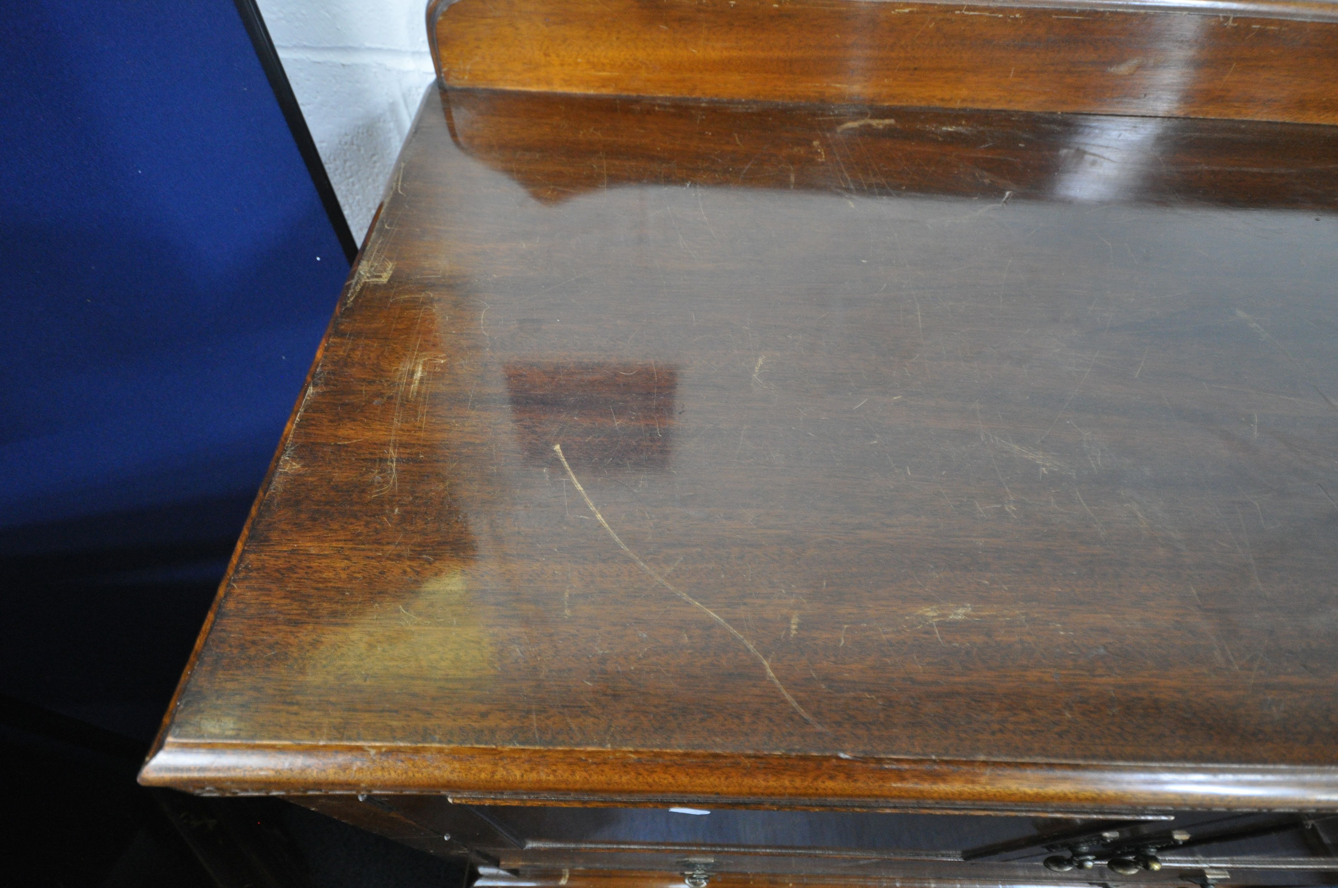 AN EARLY TO MID 20TH CENTURY MAHOGANY BEDROOM SUITE, comprising a tallboy, with double cupboard - Image 3 of 6