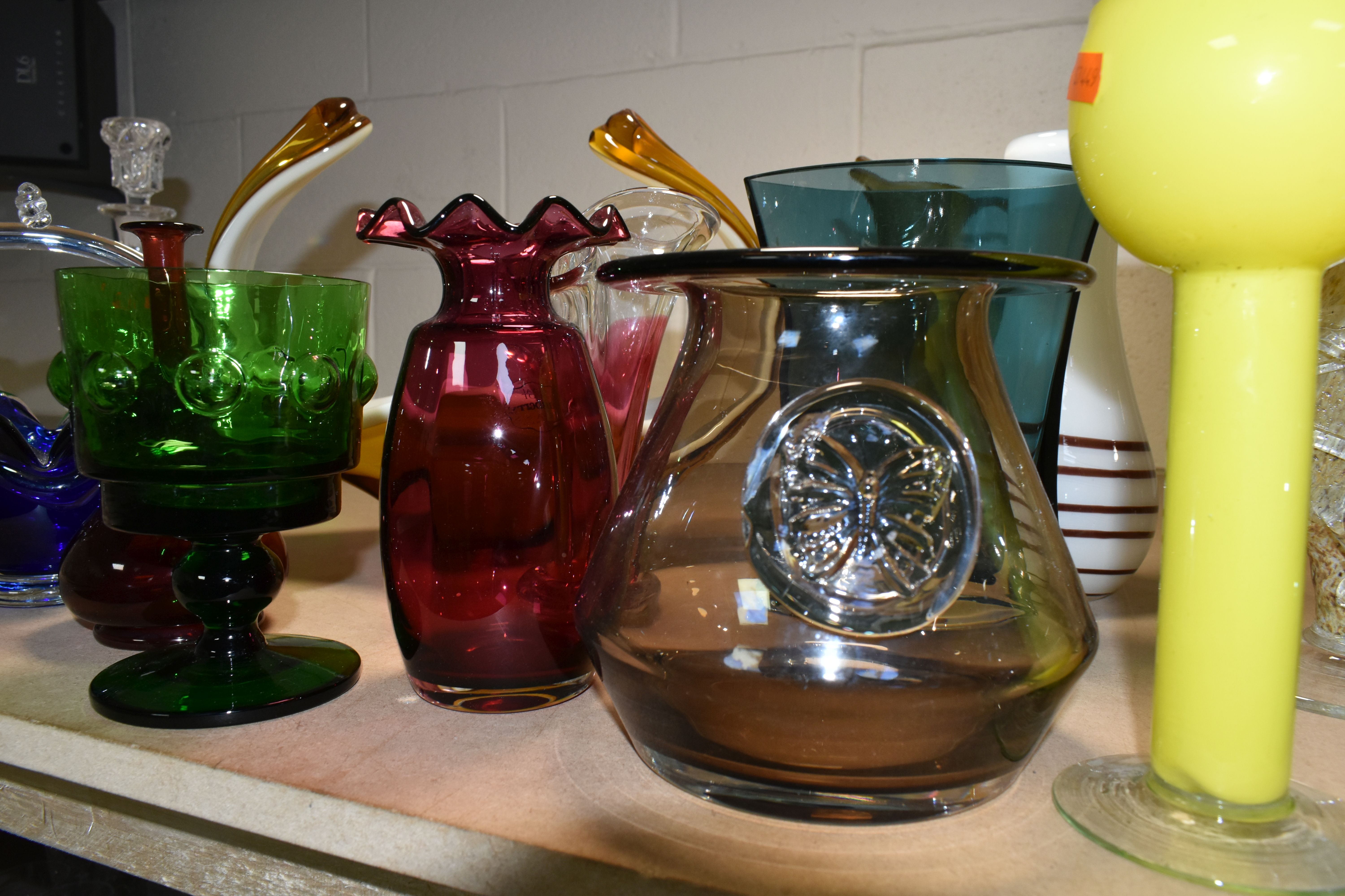 A SELECTION OF DECORATIVE COLOURED GLASSWARES, to include a Dartington vase with applied butterfly - Image 17 of 21
