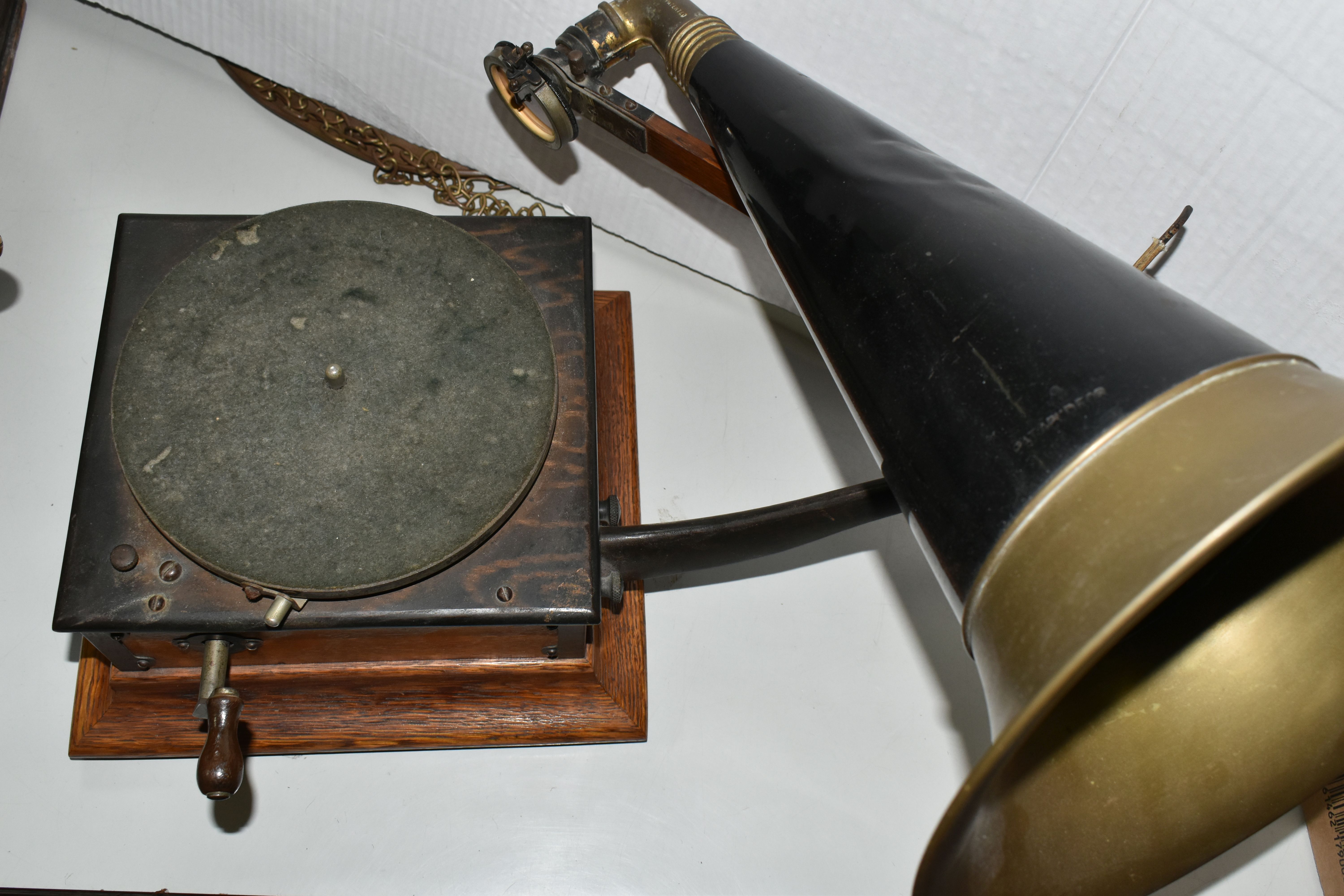 A VICTOR HIS MASTERS VOICE TYPE R COMPACT GRAMOPHONE, complete with horn, in working condition - Image 3 of 11