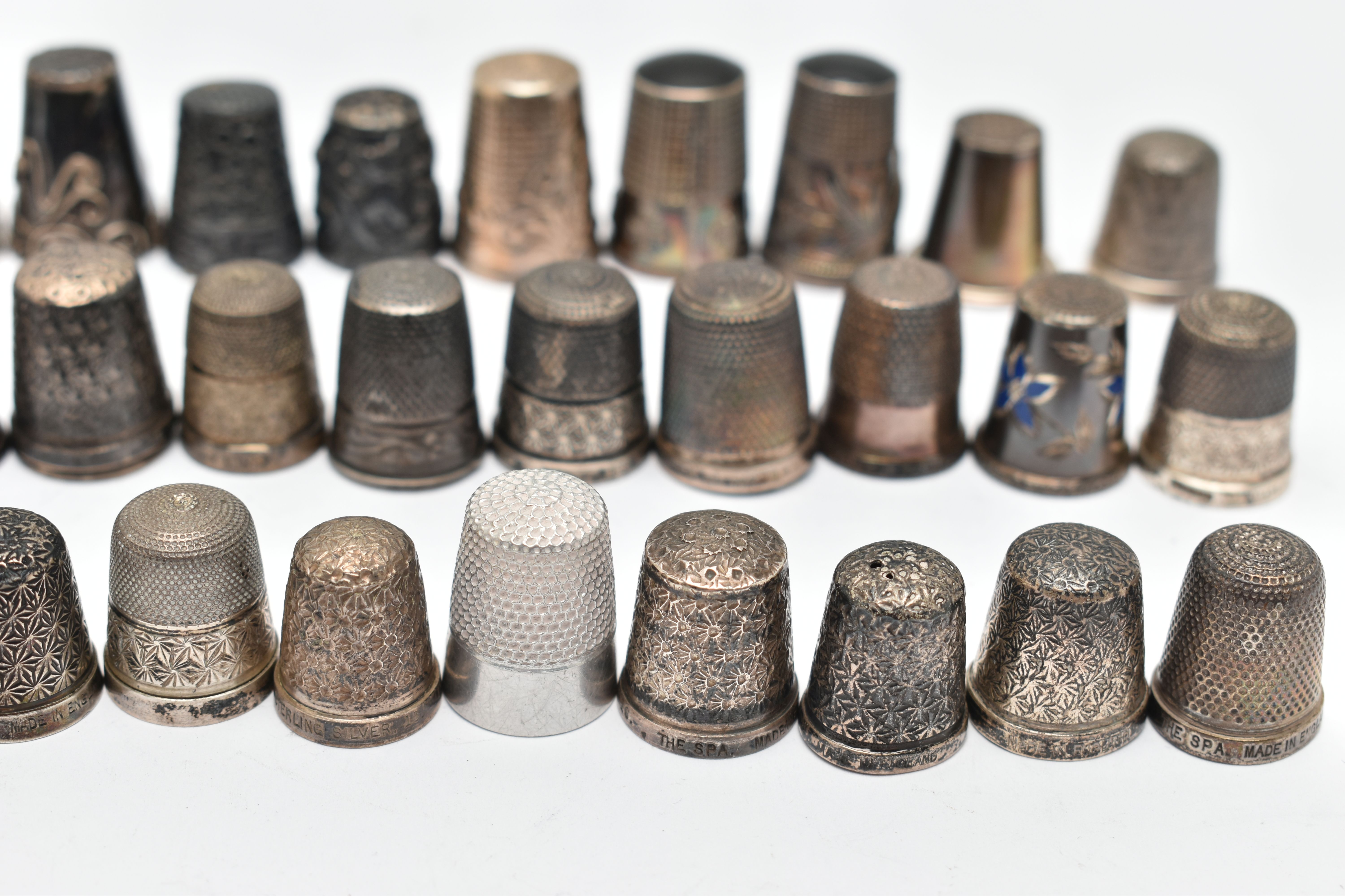 A BAG OF WHITE METAL THIMBLES, various designs and patterns, some set with semi-precious stone - Image 5 of 10