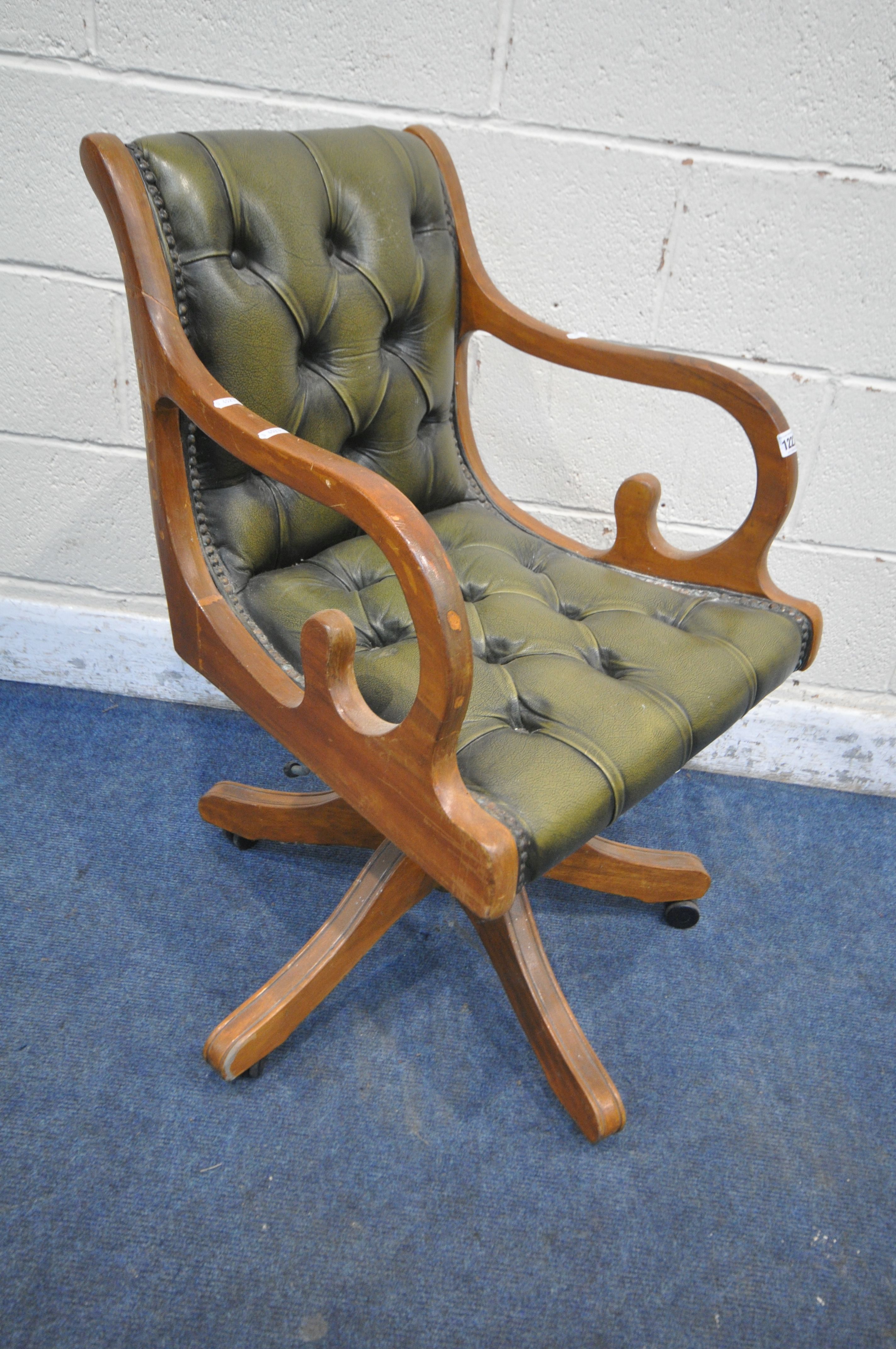A 20TH CENTURY GREEN LEATHER BUTTONED OFFICE CHAIR (condition report: surface marks, scuffs, stains,