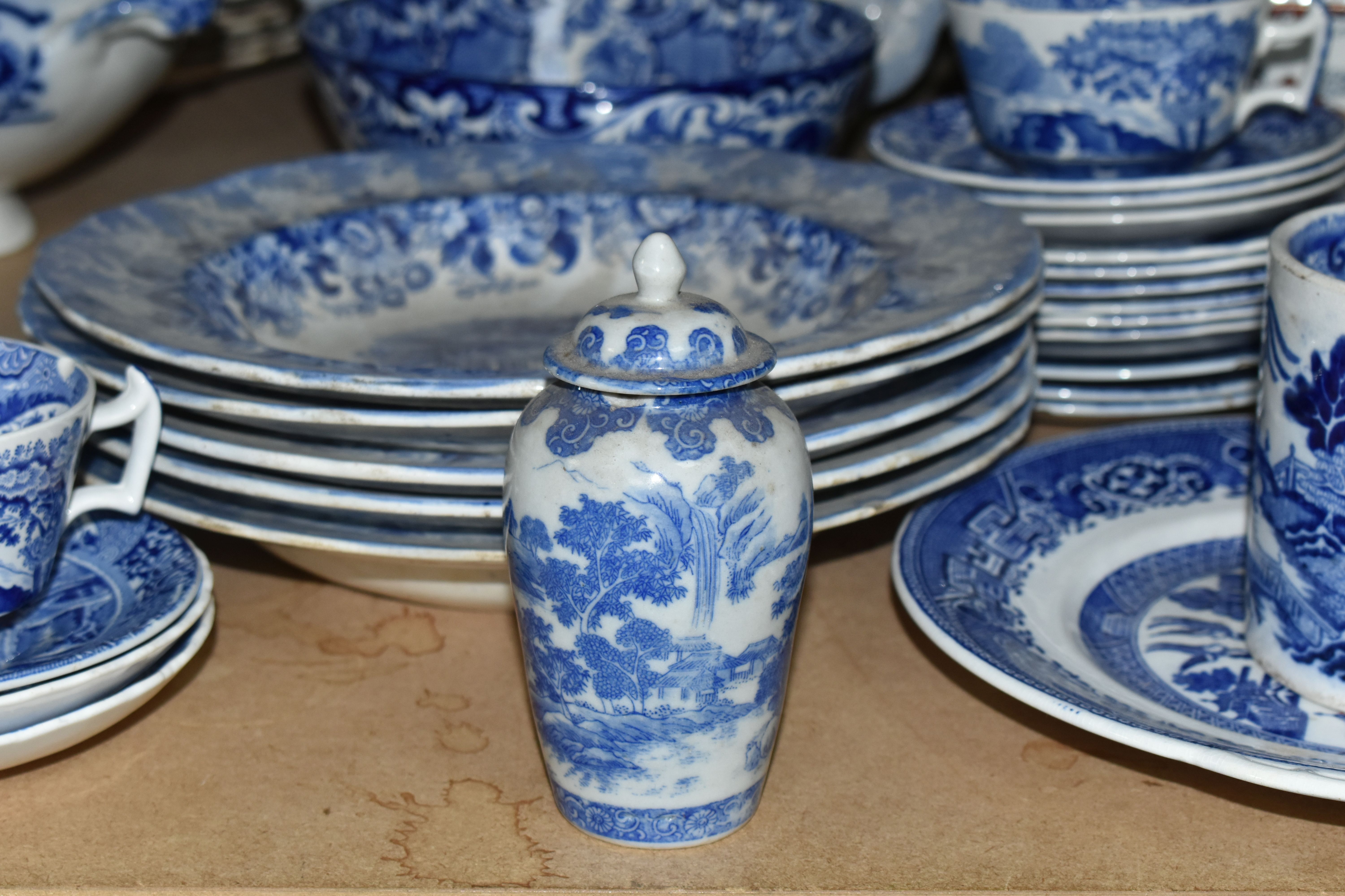 A LARGE QUANTITY OF LATE 19TH/EARLY 20TH CENTURY BLUE AND WHITE DINNERWARE, comprising five Vignette - Image 8 of 10