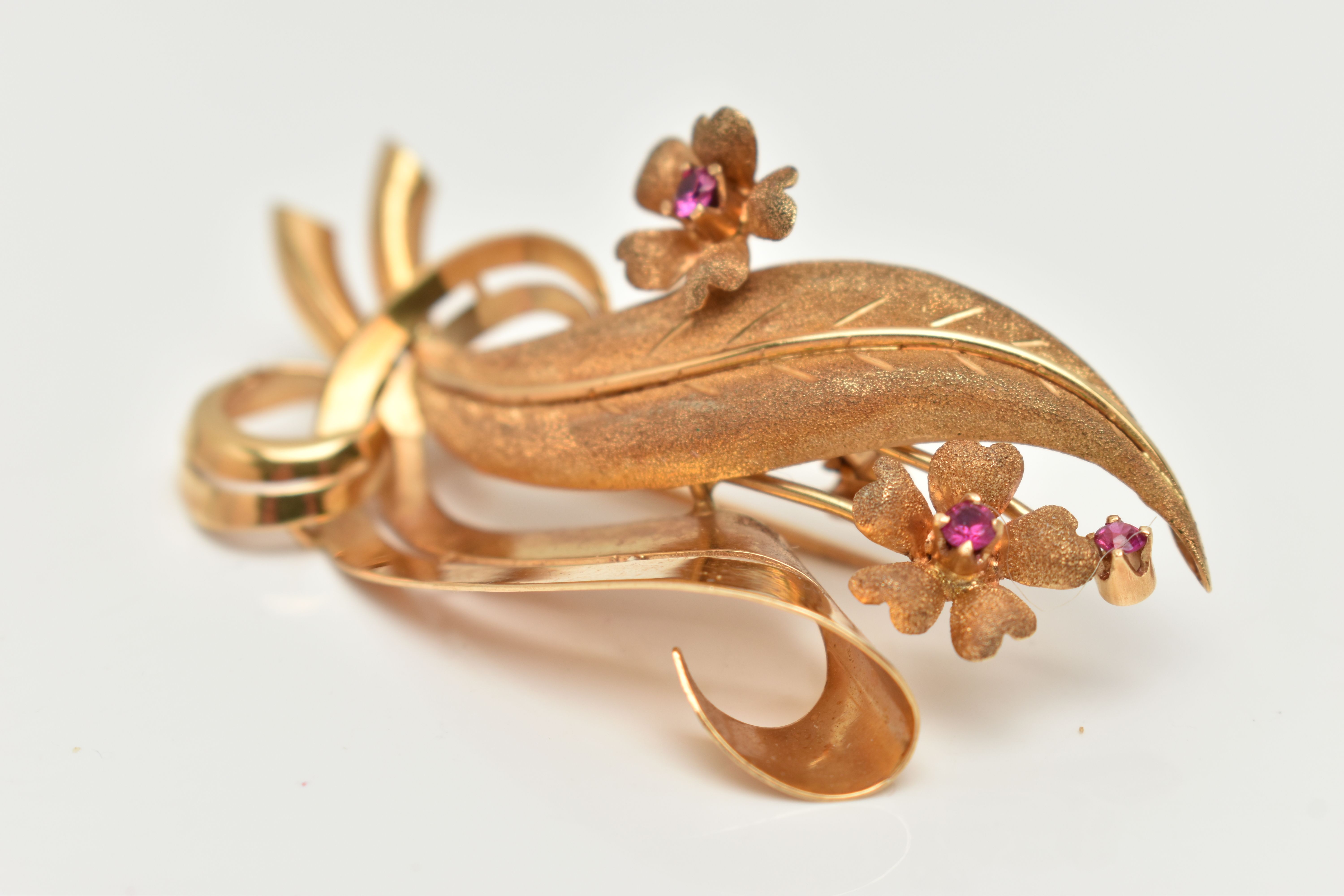 A YELLOW METAL GEM SET FLORAL SPRAY BROOCH, set with three circular mixed cut synthetic rubies, to - Image 3 of 5