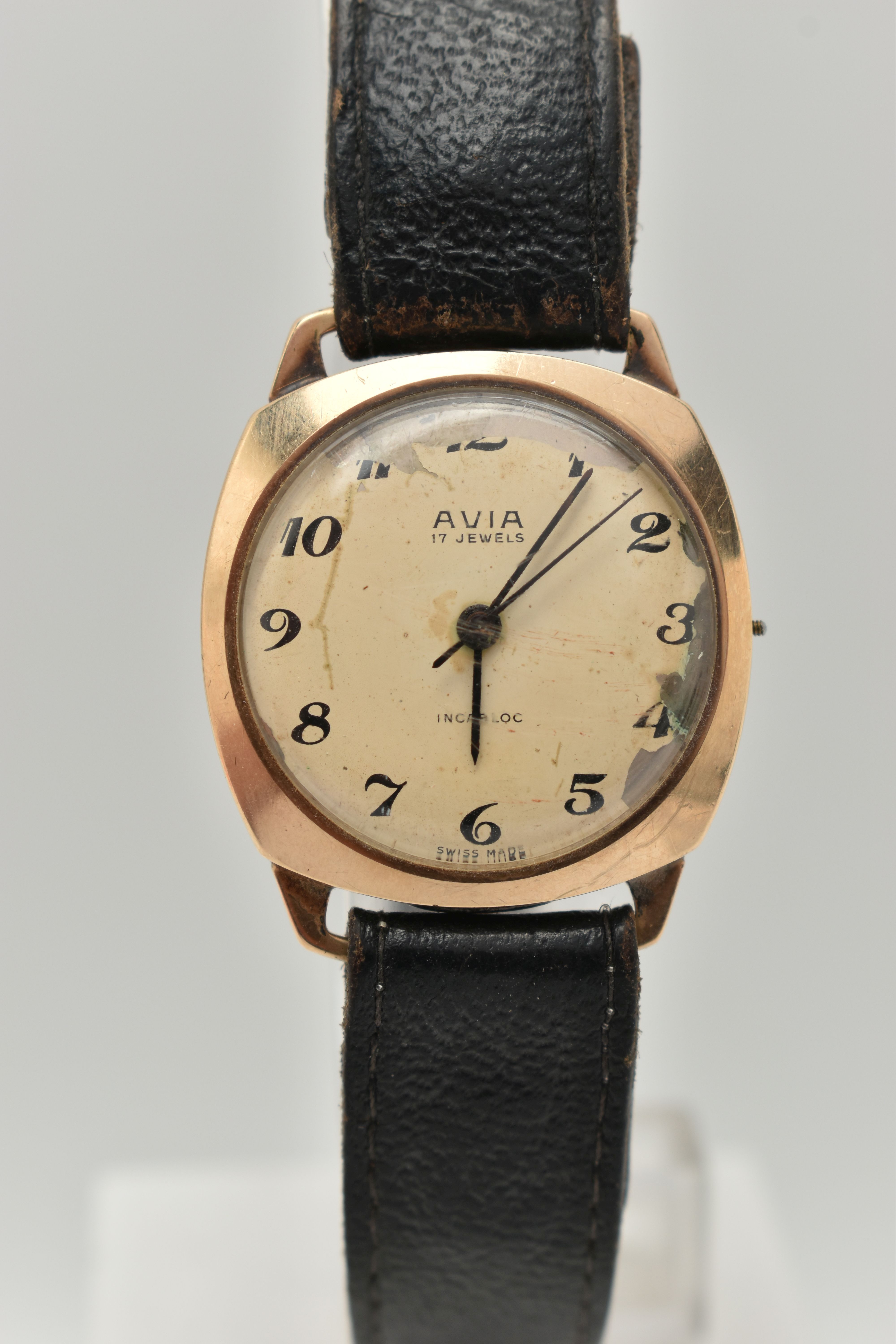 A GENTS 9CT GOLD 'AVIA' WRISTWATCH, manual wind (missing crown), round cream dial signed 'Avia 17