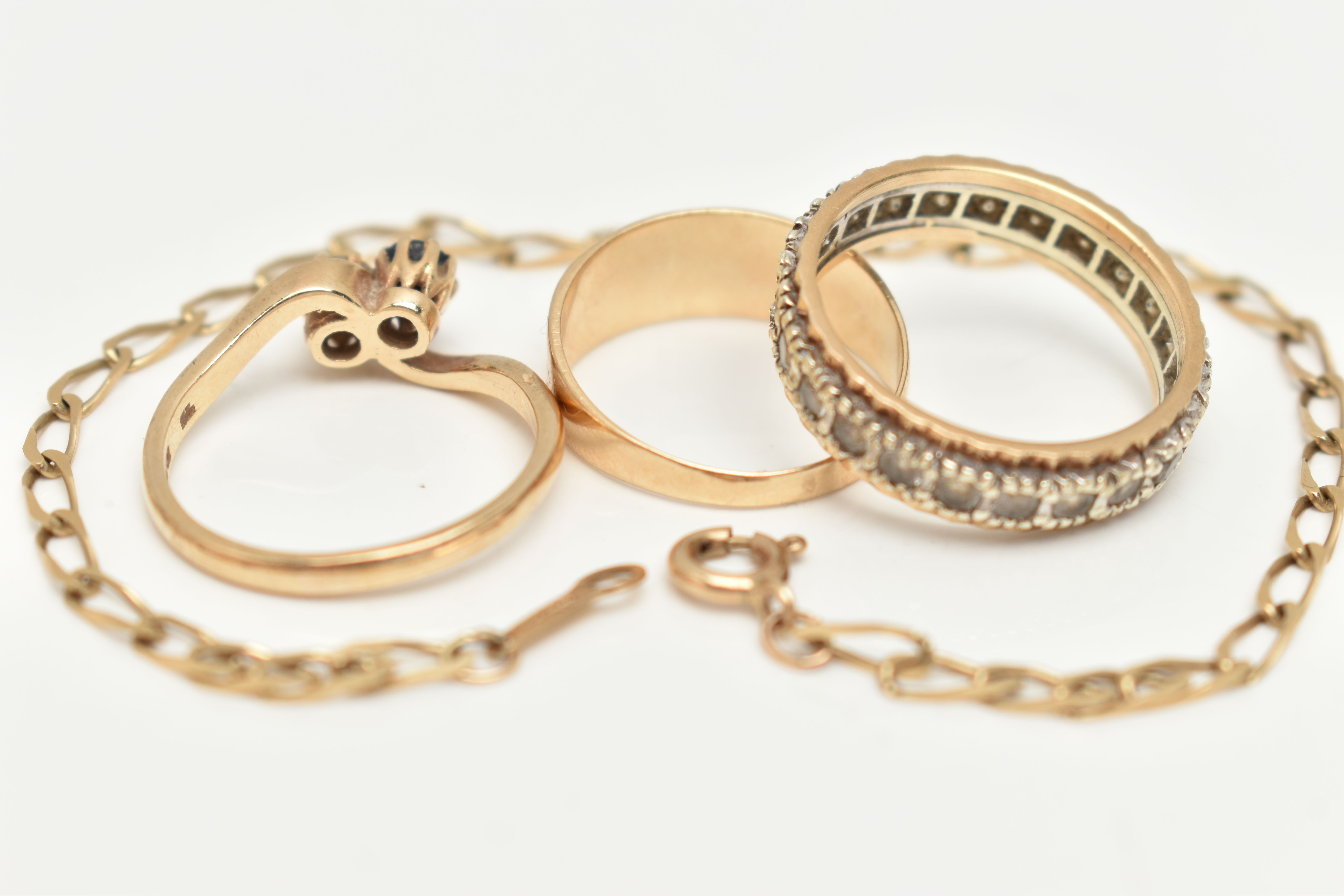 A 9CT GOLD BRACELET AND THREE RINGS, a yellow gold elongated curb link bracelet, fitted with a - Image 5 of 5