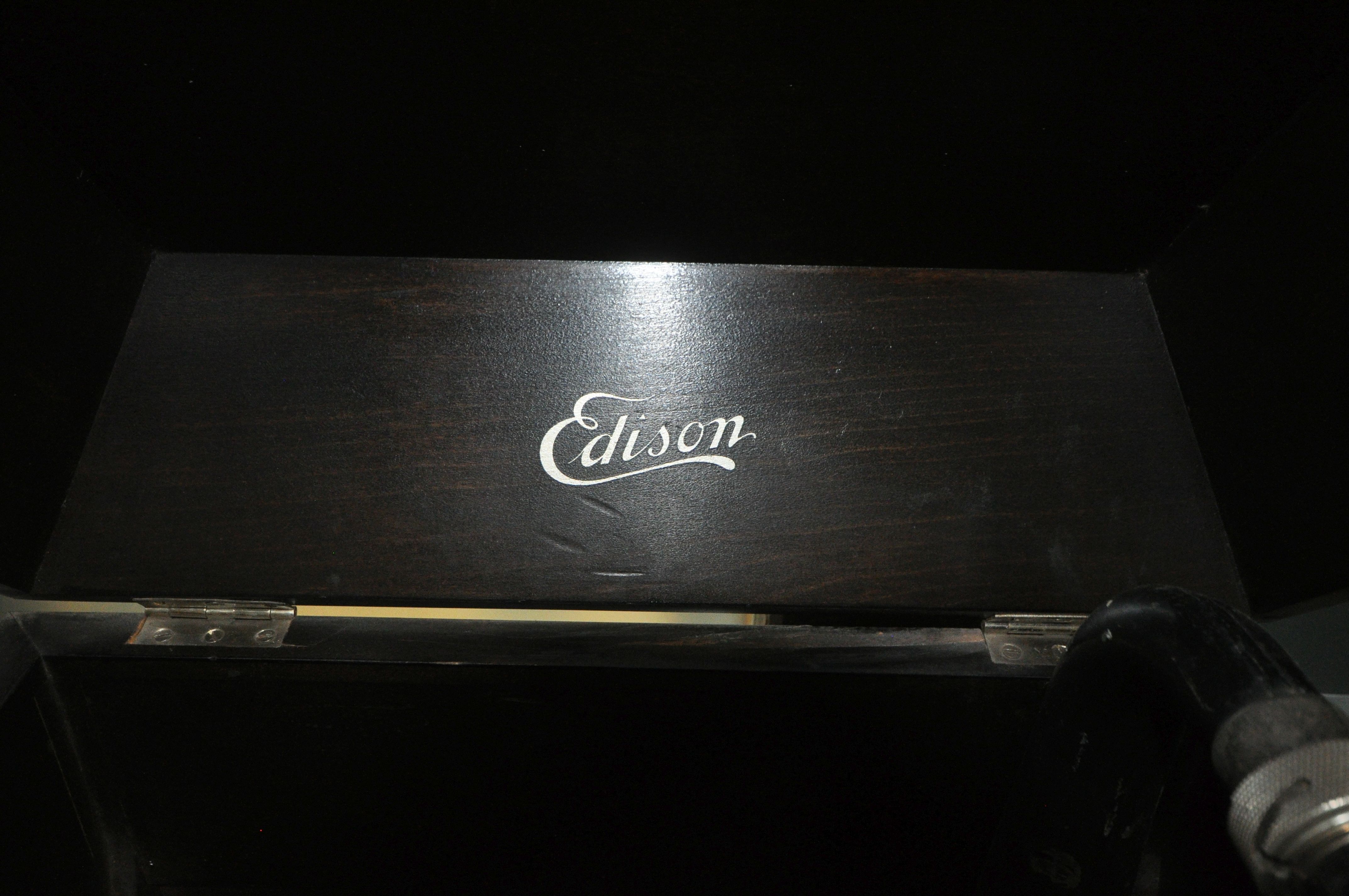 THOMAS A EDISON, AN EARLY 20TH CENTURY MAHOGANY AND BEECH CASED EDISON DISC PHONOGRAPH, model LU-37, - Image 3 of 7