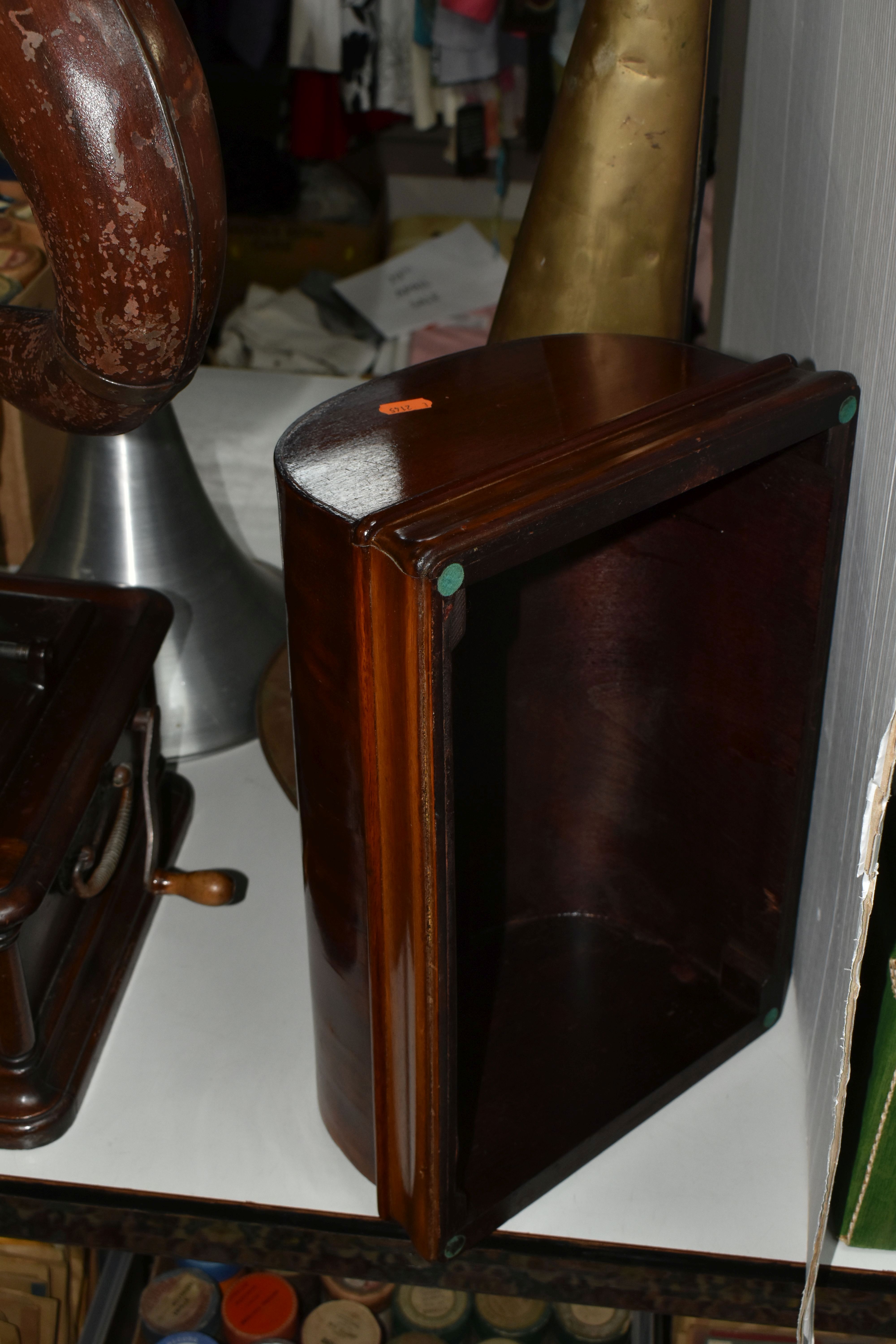 AN EDISON OPERA PHONOGRAPH, type SM, model A, the mahogany case has two swing handles either side - Image 10 of 18