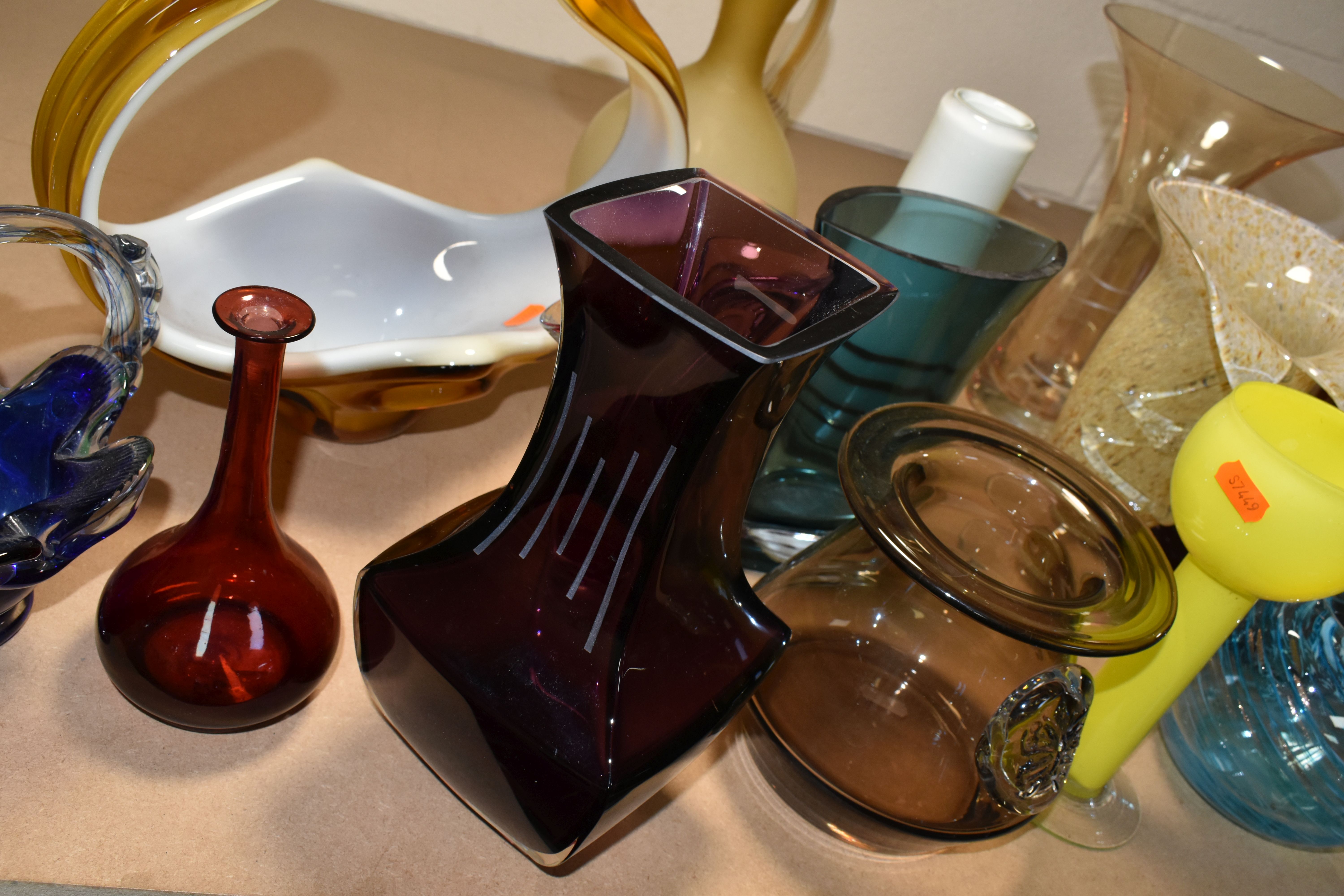 A SELECTION OF DECORATIVE COLOURED GLASSWARES, to include a Dartington vase with applied butterfly - Image 21 of 21