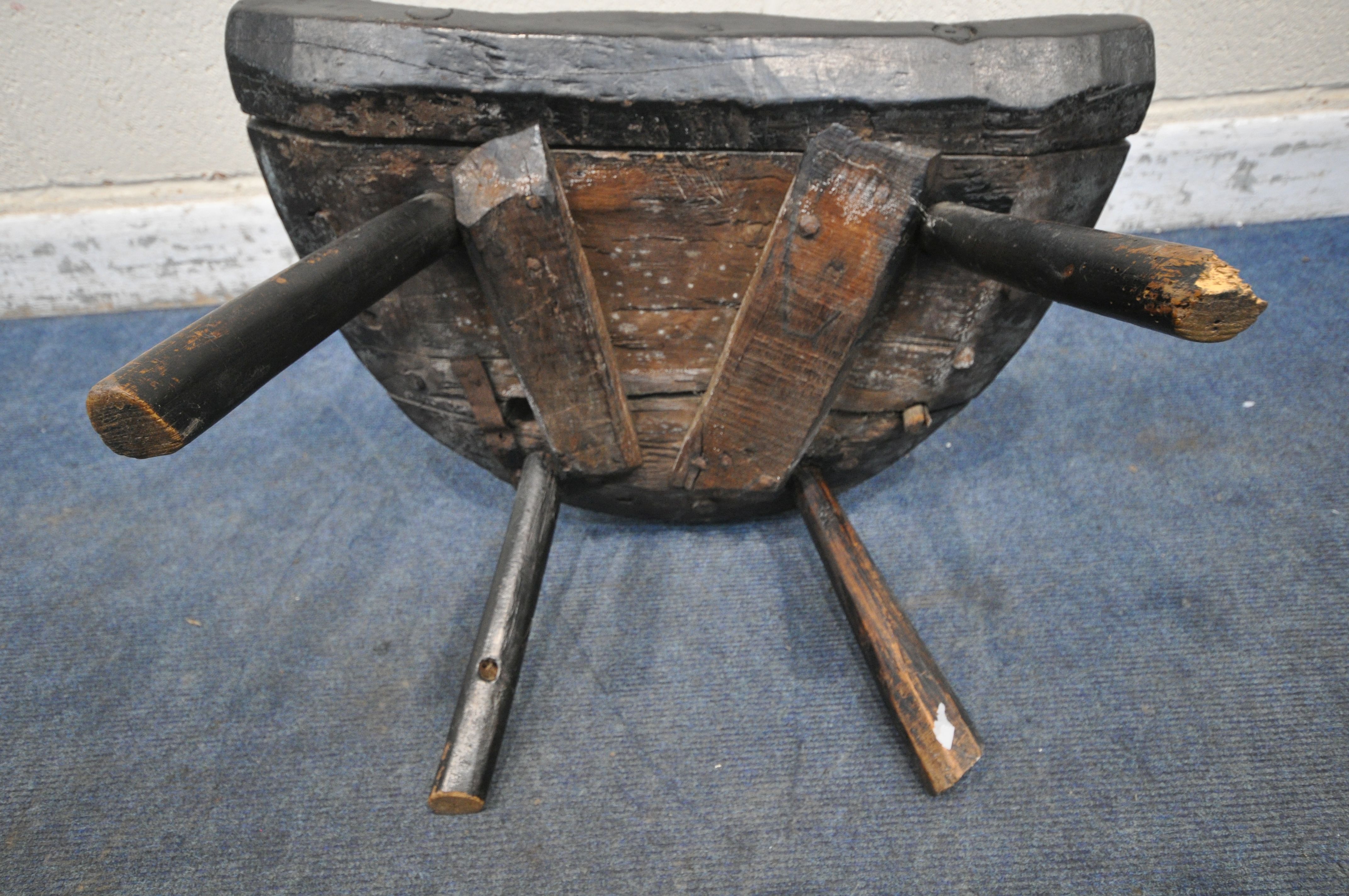 A 17TH / 18TH CENTURY ELM PRIMITIVE CHILDS CHAIR, with bentwood backrest, spindle supports, raised - Image 11 of 14