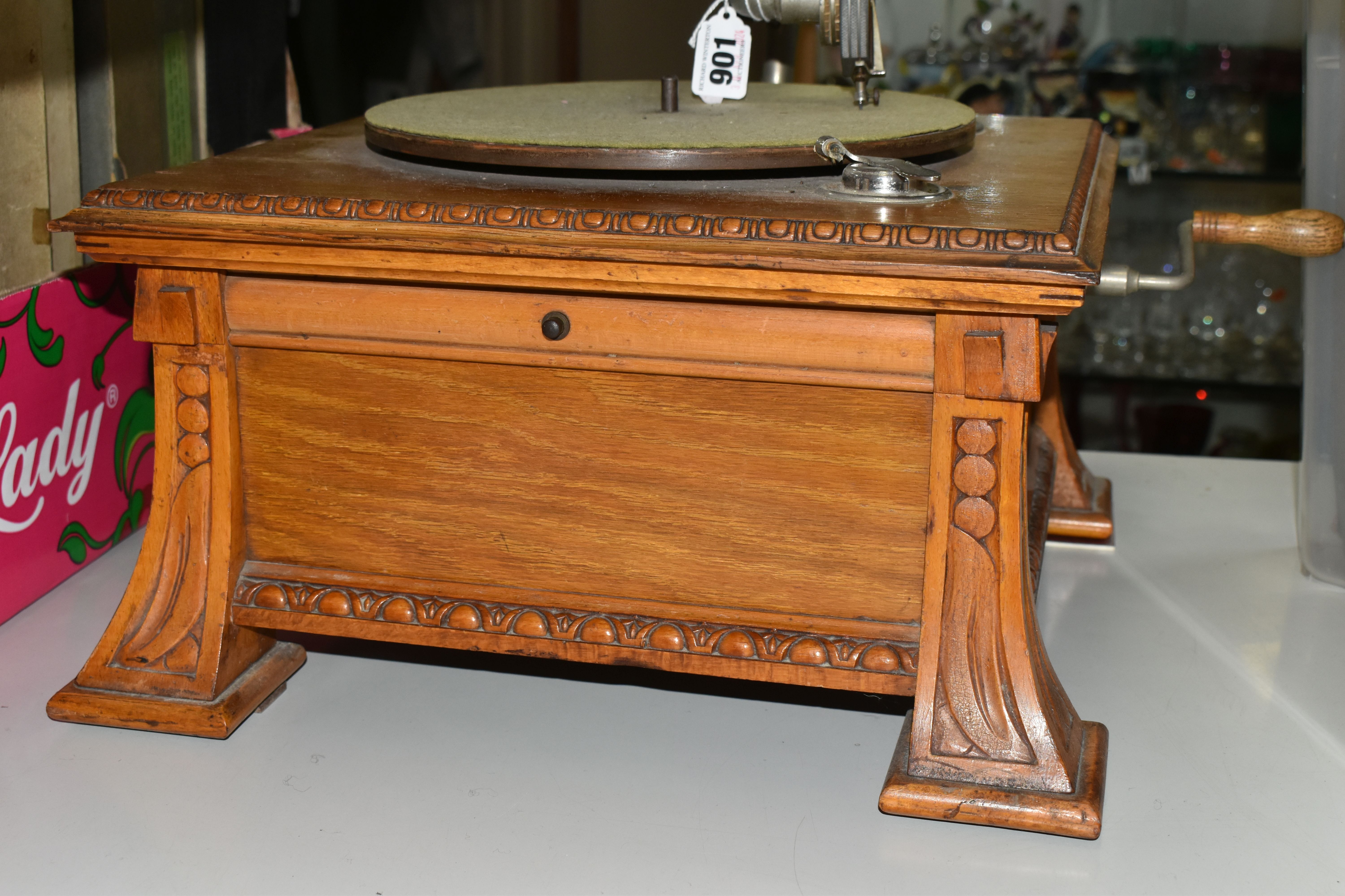 AN EARLY 20TH CENTURY PALE OAK PARLOPHONE TABLE TOP GRAMOPHONE, with moulded edges and on splayed - Image 7 of 10