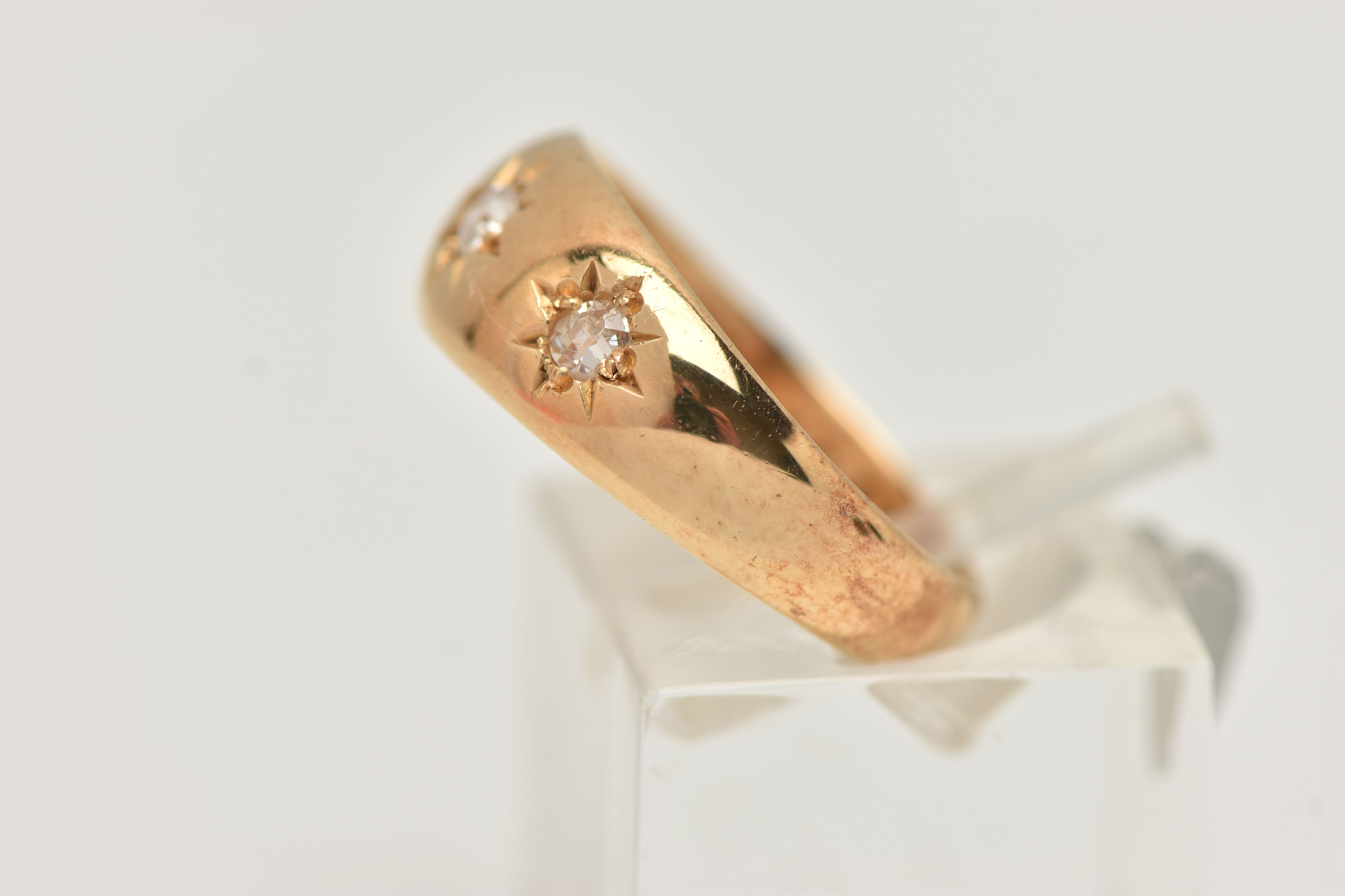 AN EARLY 20TH CENTURY 18CT YELLOW GOLD DIAMOND THREE STONE RING, set with graduating old European - Image 2 of 4