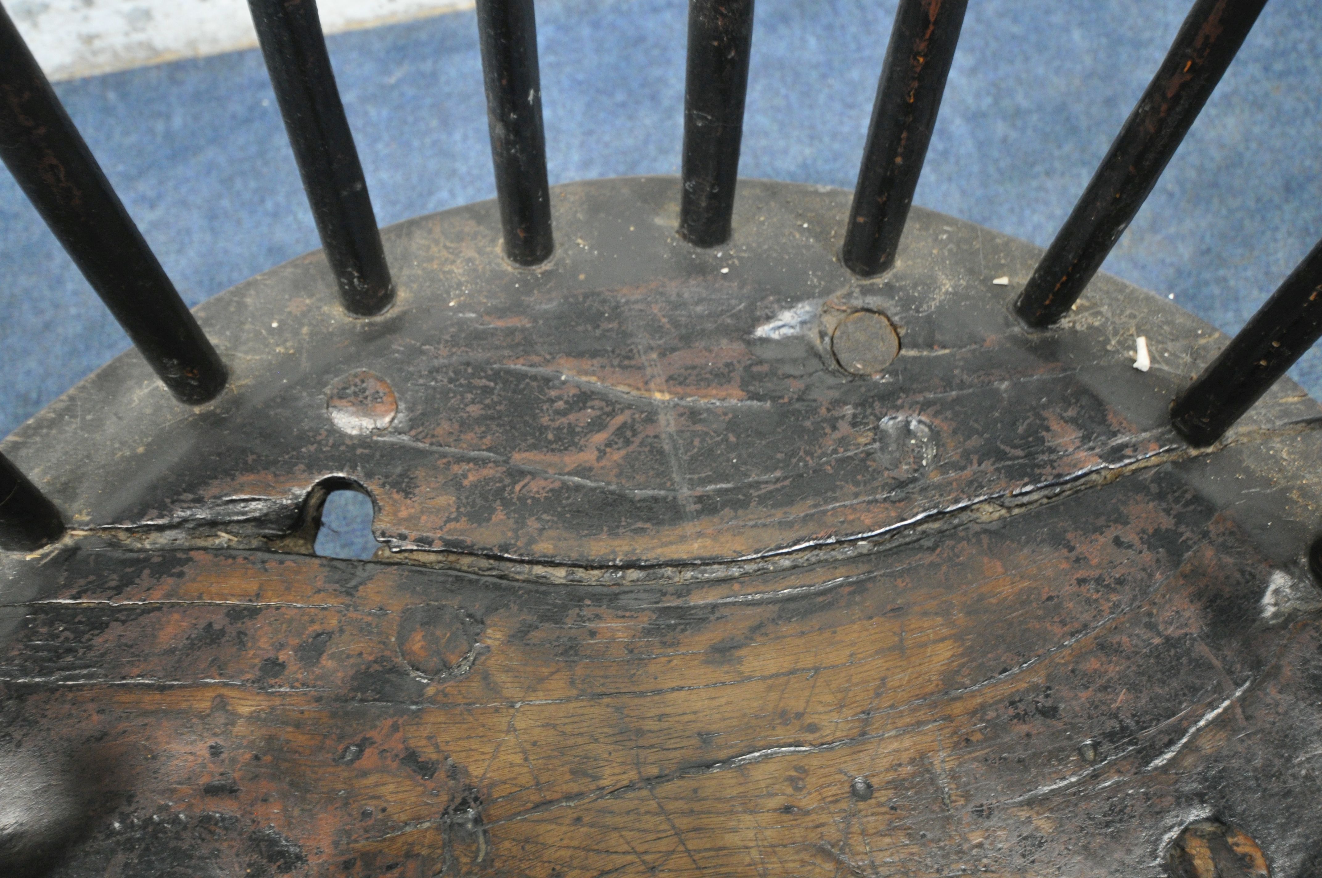 A 17TH / 18TH CENTURY ELM PRIMITIVE CHILDS CHAIR, with bentwood backrest, spindle supports, raised - Image 8 of 14