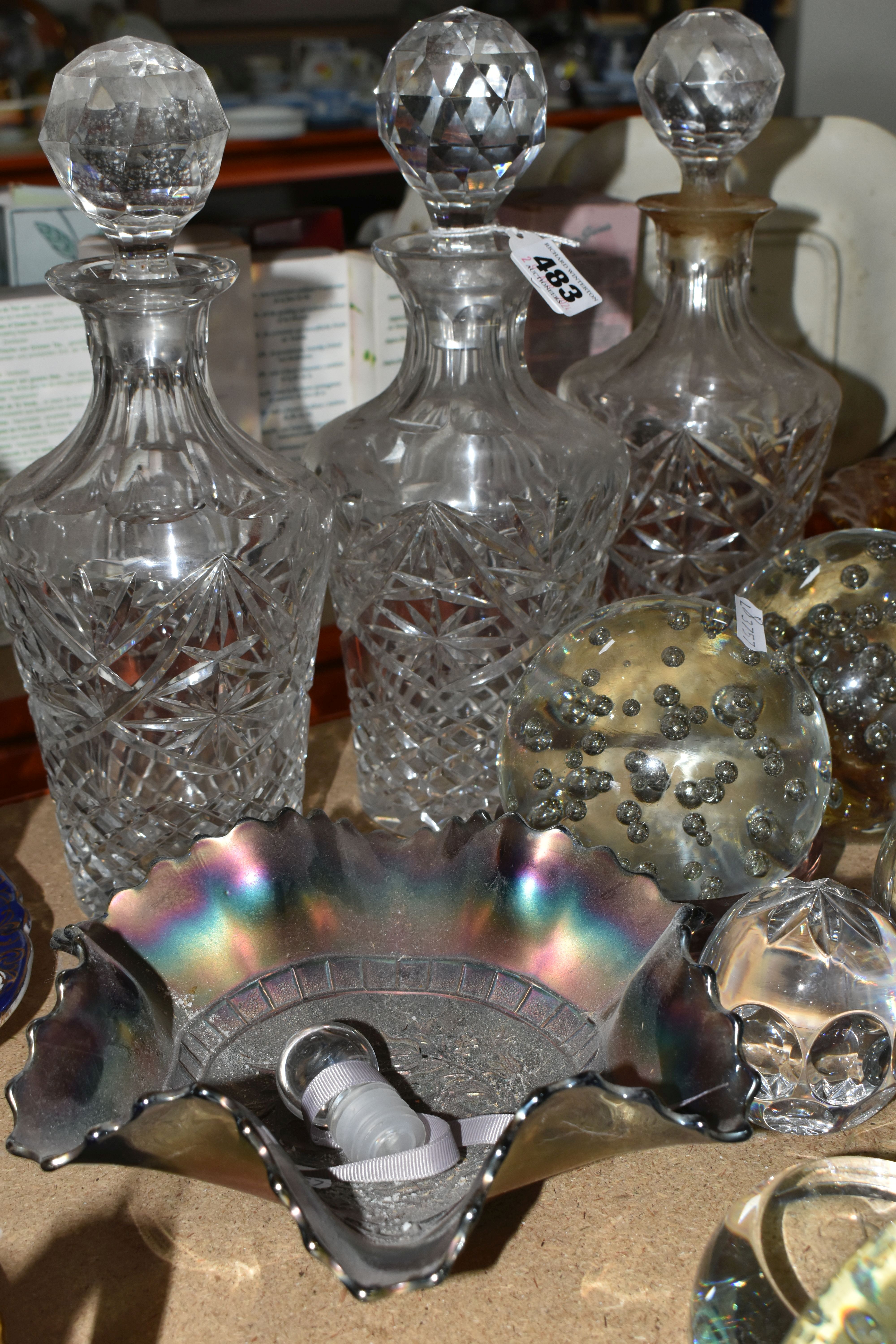 A GROUP OF COLOURED GLASSWARE AND PAPERWEIGHTS, comprising two large air bubble paperweights, a - Image 11 of 12