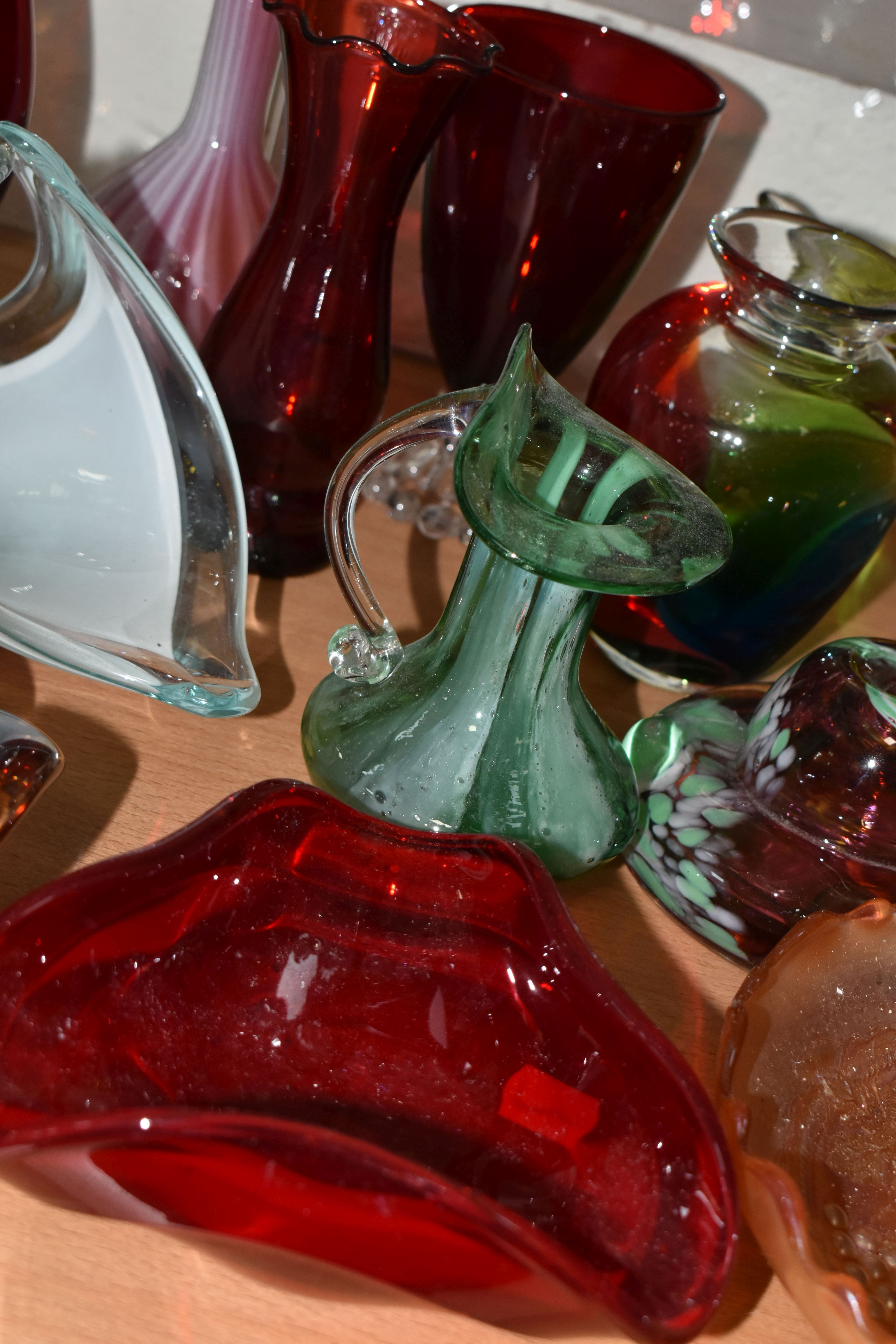 A GROUP OF COLOURED GLASS, to include a pair of green Kralik iridescent lobed vases with wavy - Image 5 of 10