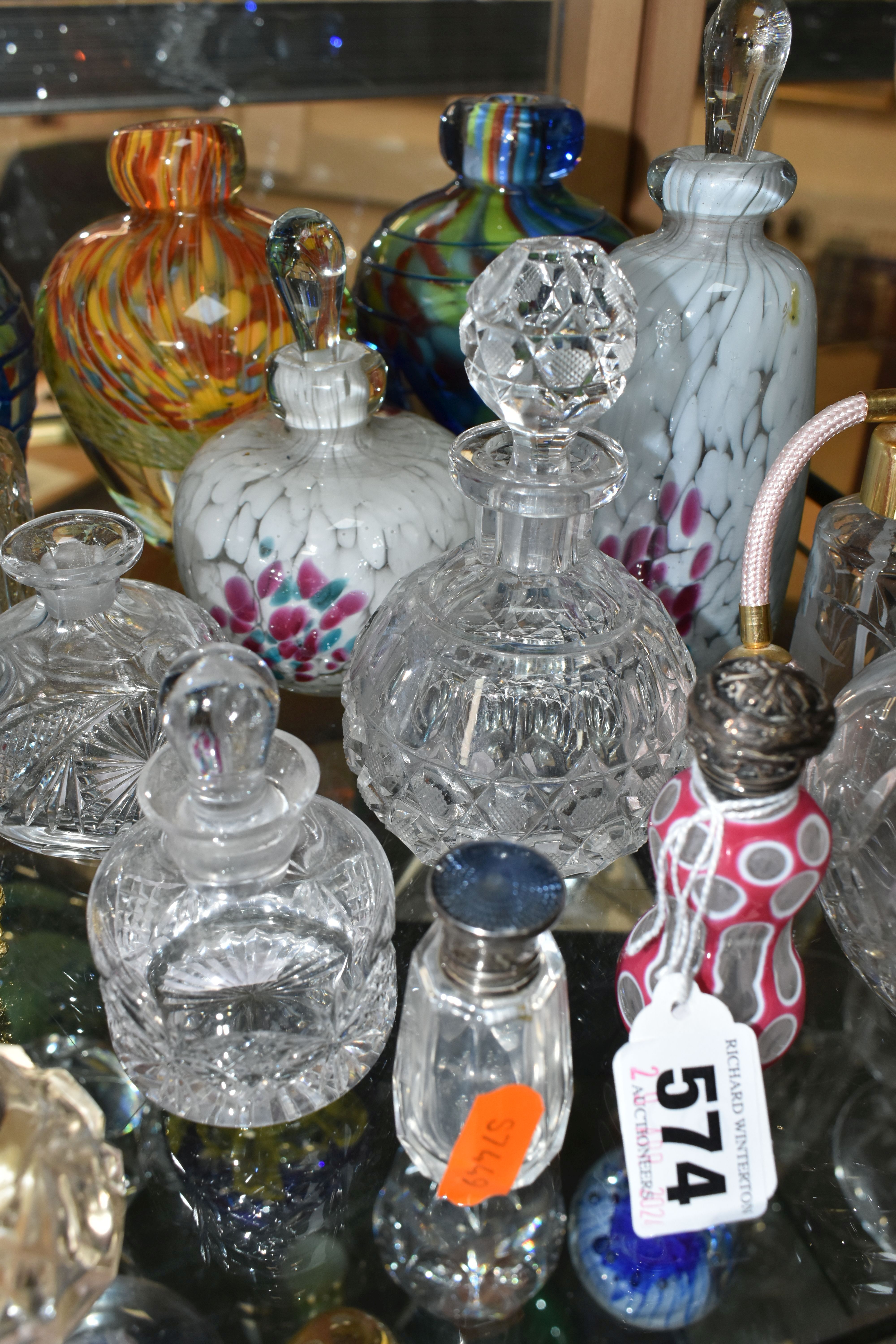 A GROUP OF SCENT BOTTLES, twenty one examples to include a pink and white overlay cut to clear scent - Image 4 of 7