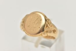 AN EARLY 20TH CENTURY, 18CT GOLD GENTS SIGNET RING, of an oval form, worn engraved monogram, ring