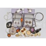 AN ASSORTMENT OF JEWELLERY, to include an AF yellow metal chain bracelet, stamped 375, a single