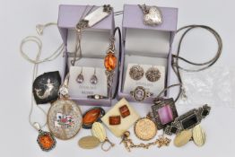 AN ASSORTMENT OF JEWELLERY, to include an AF yellow metal chain bracelet, stamped 375, a single