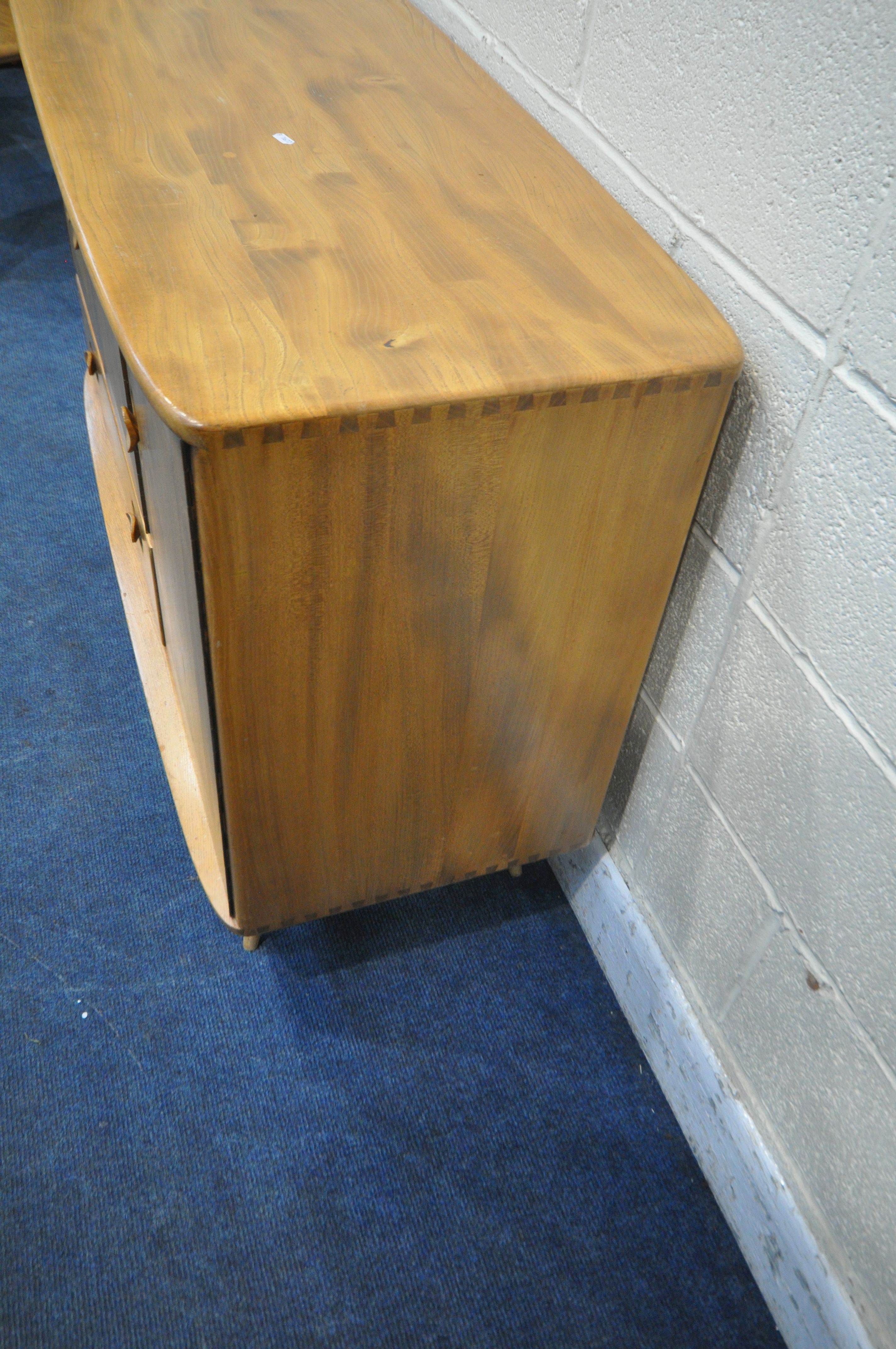 LUCIAN ERCOLANI, ERCOL, A MID CENTURY ELM AND BEECH SIDEBOARD, fitted with three cupboard doors - Image 4 of 5