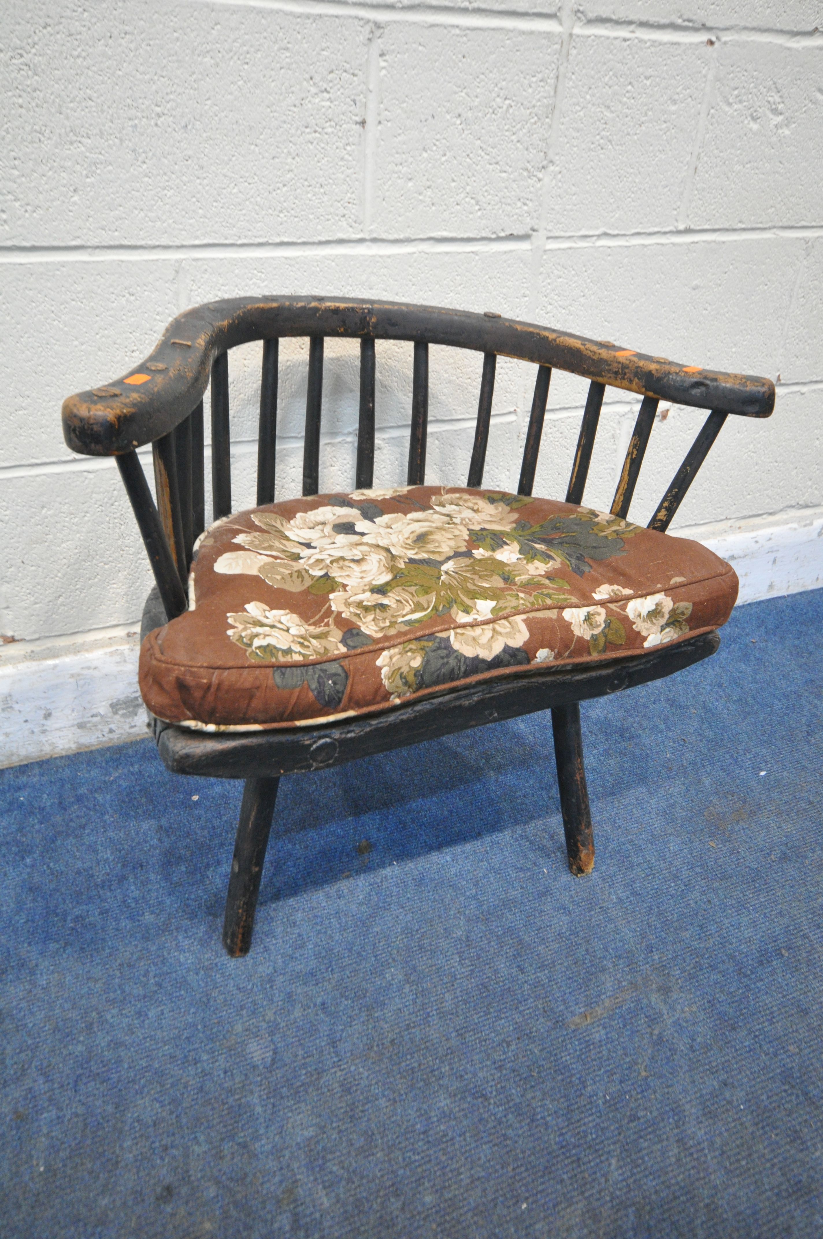 A 17TH / 18TH CENTURY ELM PRIMITIVE CHILDS CHAIR, with bentwood backrest, spindle supports, raised - Image 2 of 14