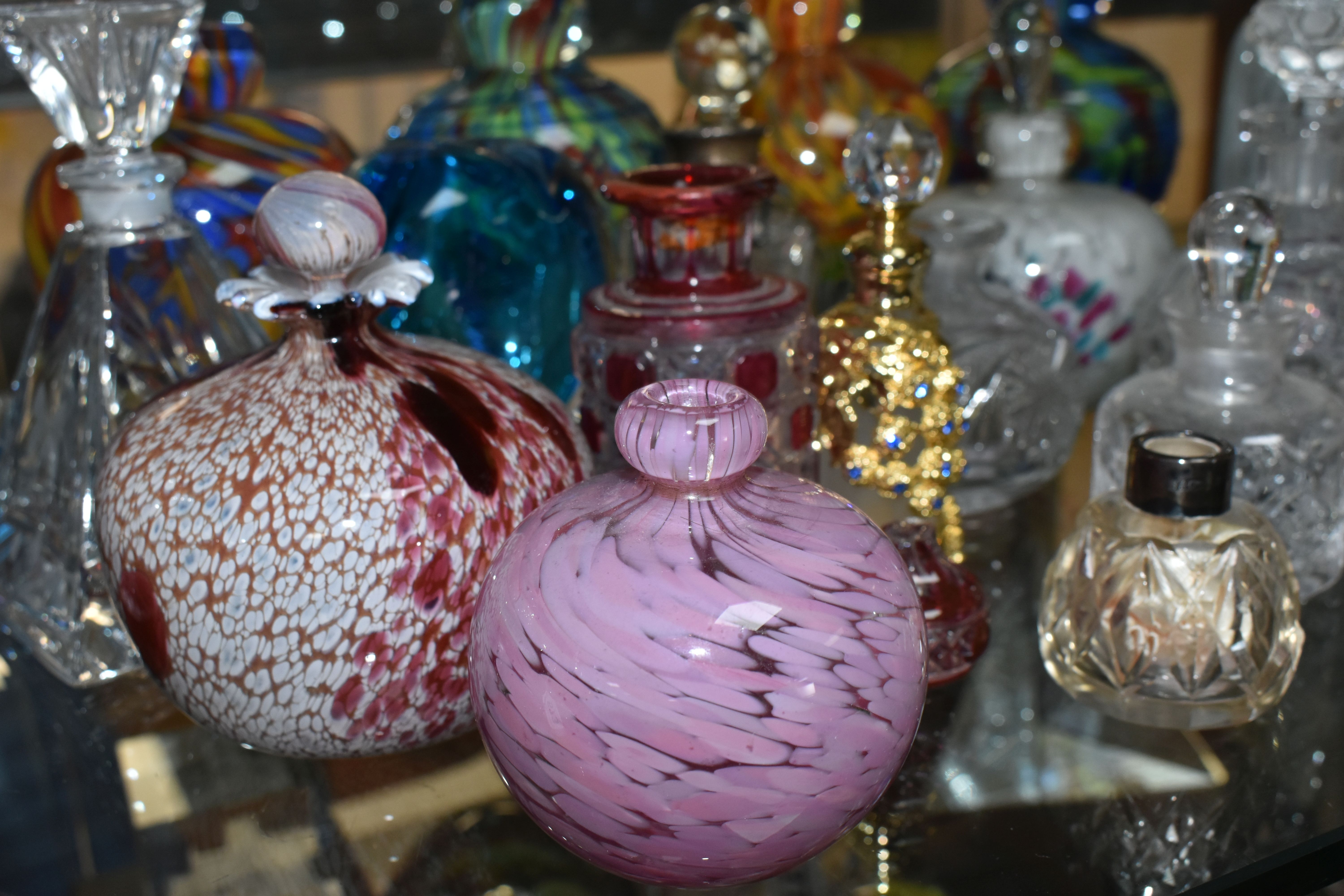 A GROUP OF SCENT BOTTLES, twenty one examples to include a pink and white overlay cut to clear scent - Image 2 of 7