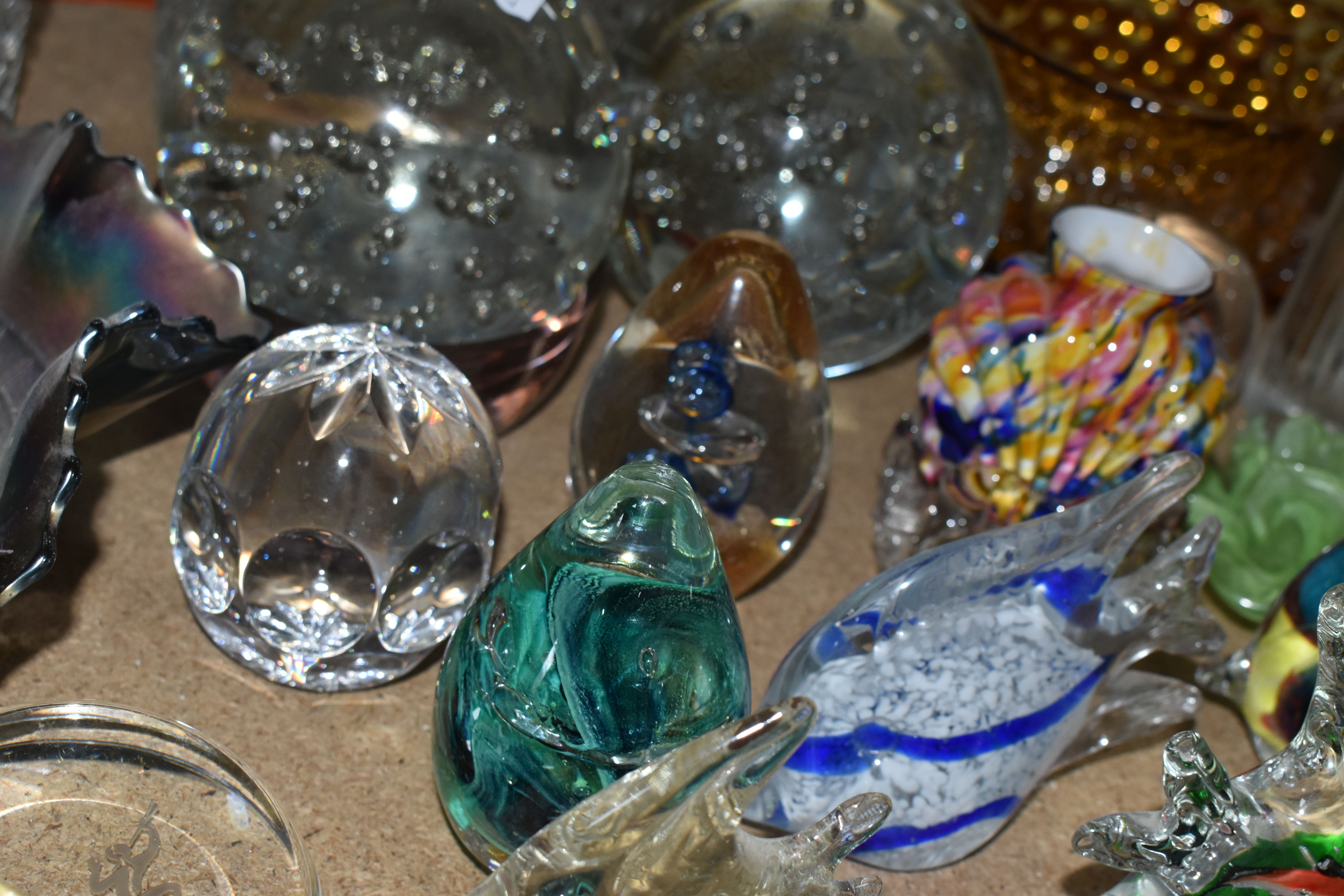 A GROUP OF COLOURED GLASSWARE AND PAPERWEIGHTS, comprising two large air bubble paperweights, a - Image 7 of 12