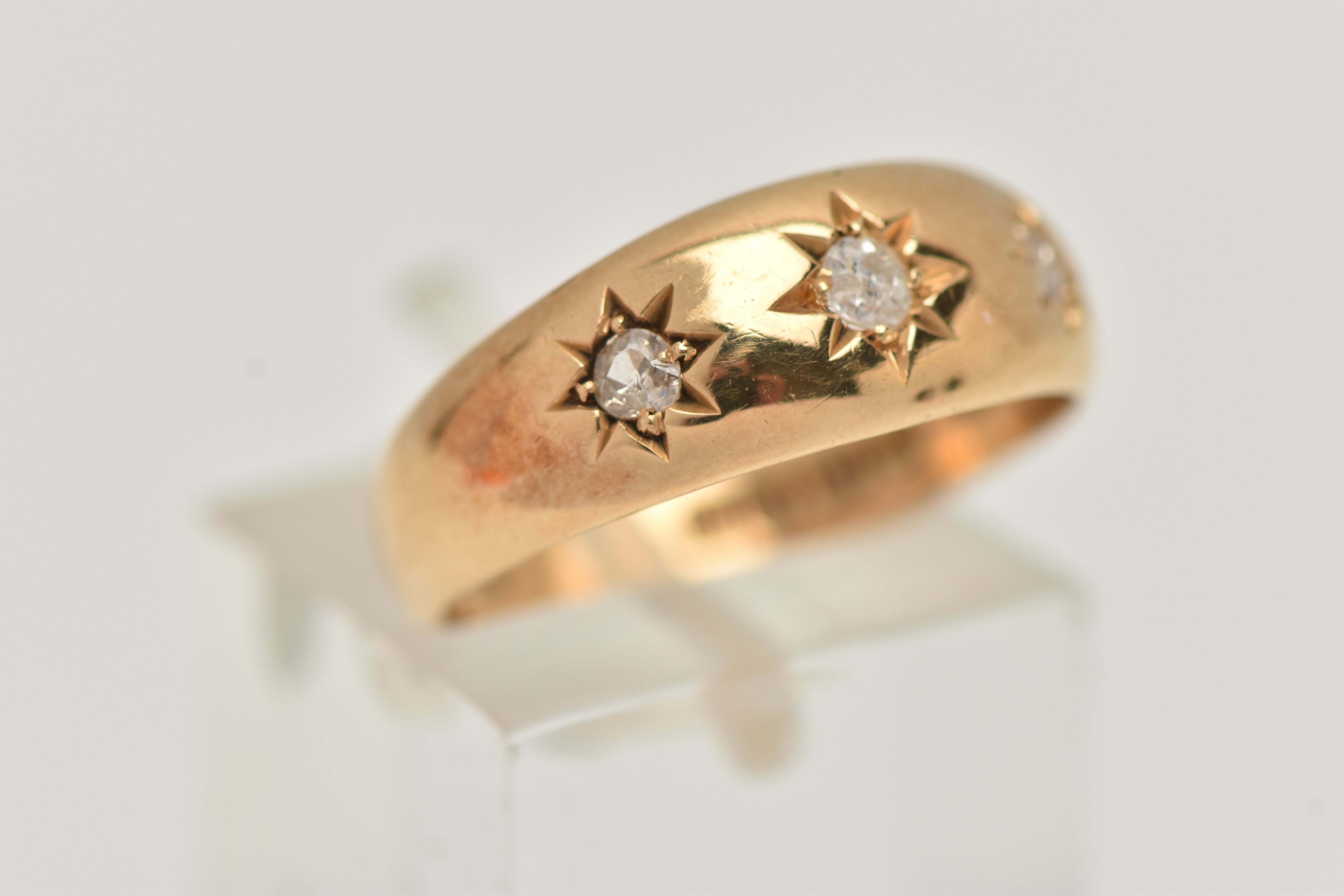 AN EARLY 20TH CENTURY 18CT YELLOW GOLD DIAMOND THREE STONE RING, set with graduating old European - Image 4 of 4