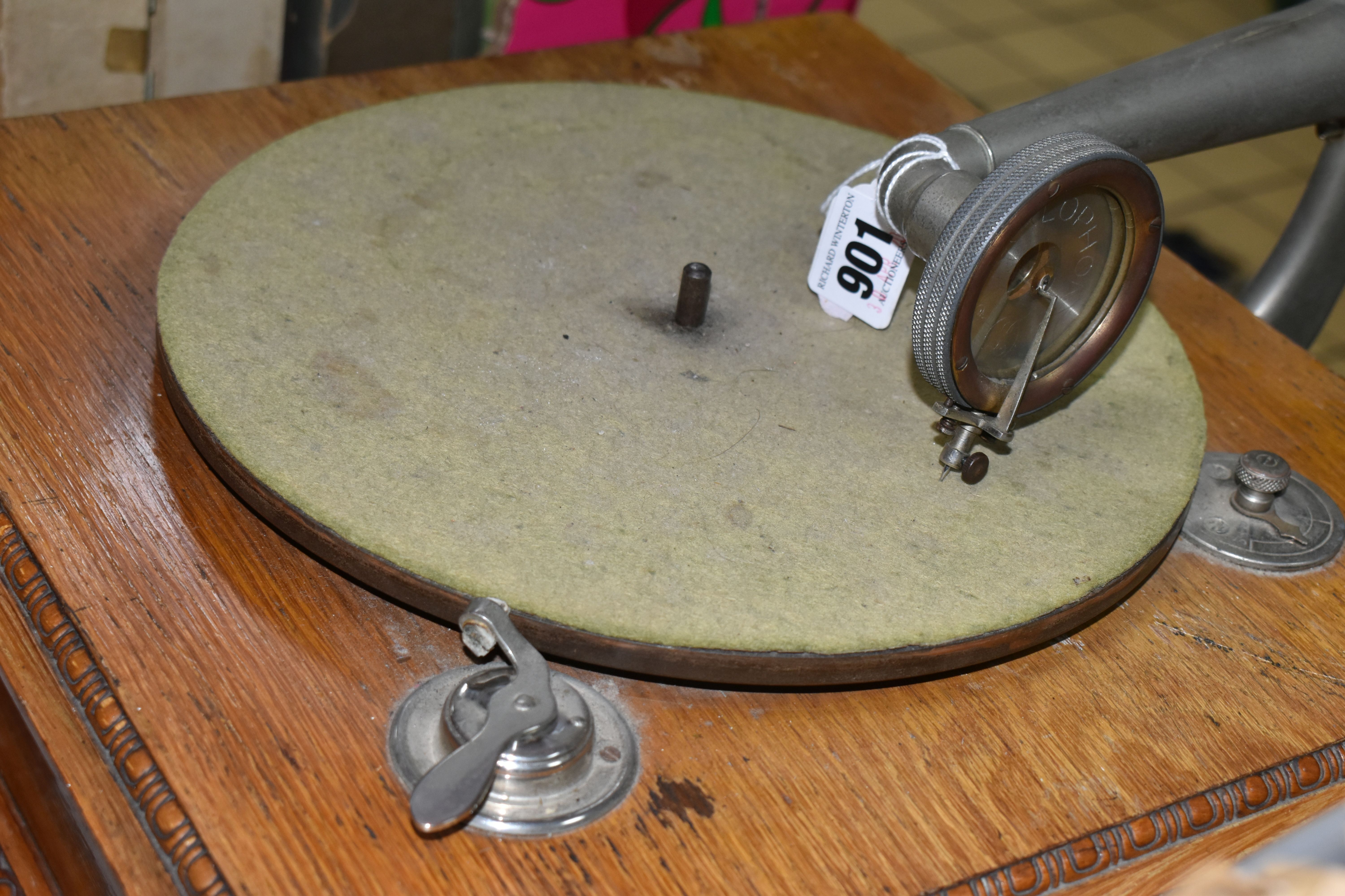 AN EARLY 20TH CENTURY PALE OAK PARLOPHONE TABLE TOP GRAMOPHONE, with moulded edges and on splayed - Image 5 of 10