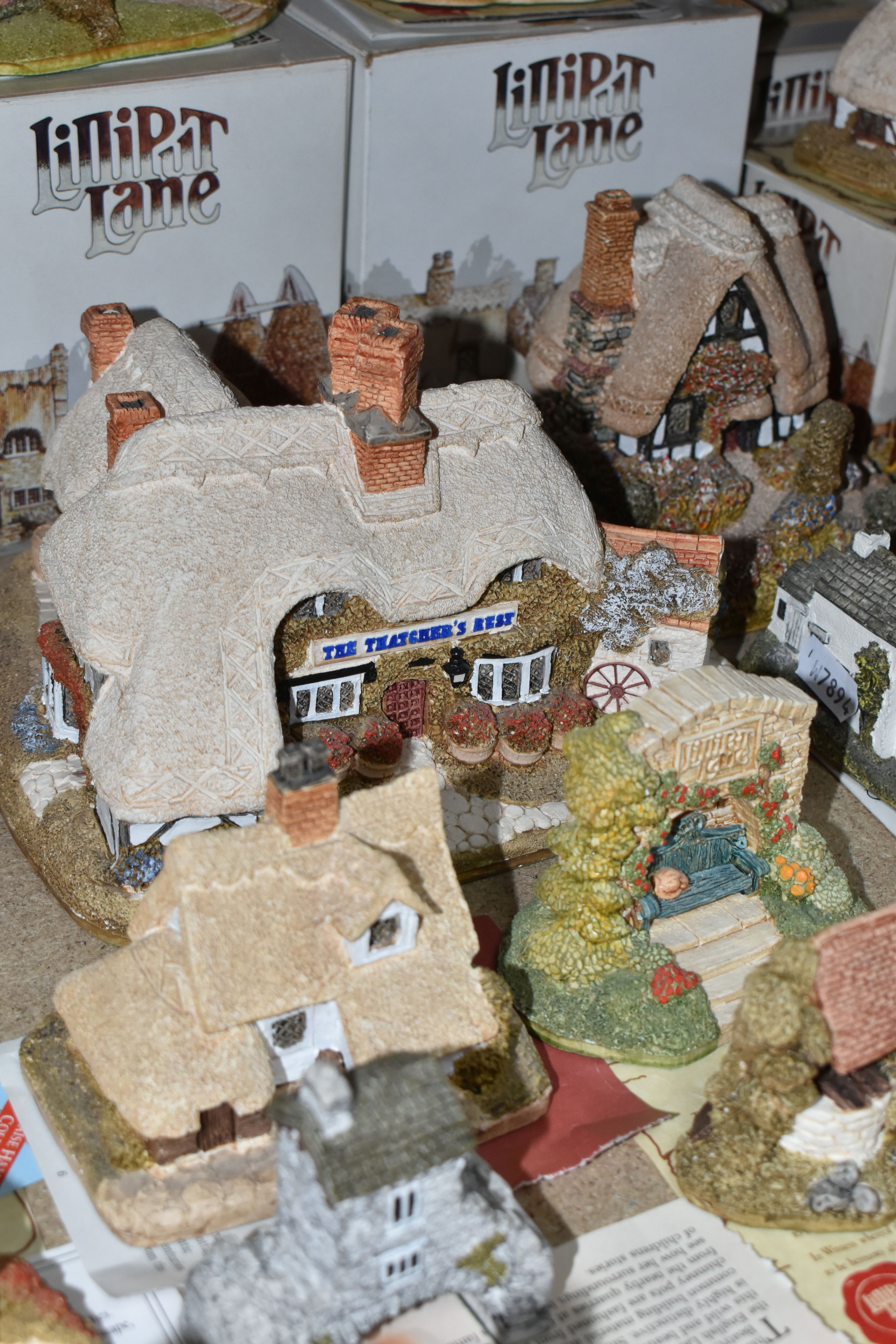 A COLECTION OF LILLIPUT LANE COTTAGES, five boxed houses comprising Circular Cottage and Oak Cottage - Image 6 of 9