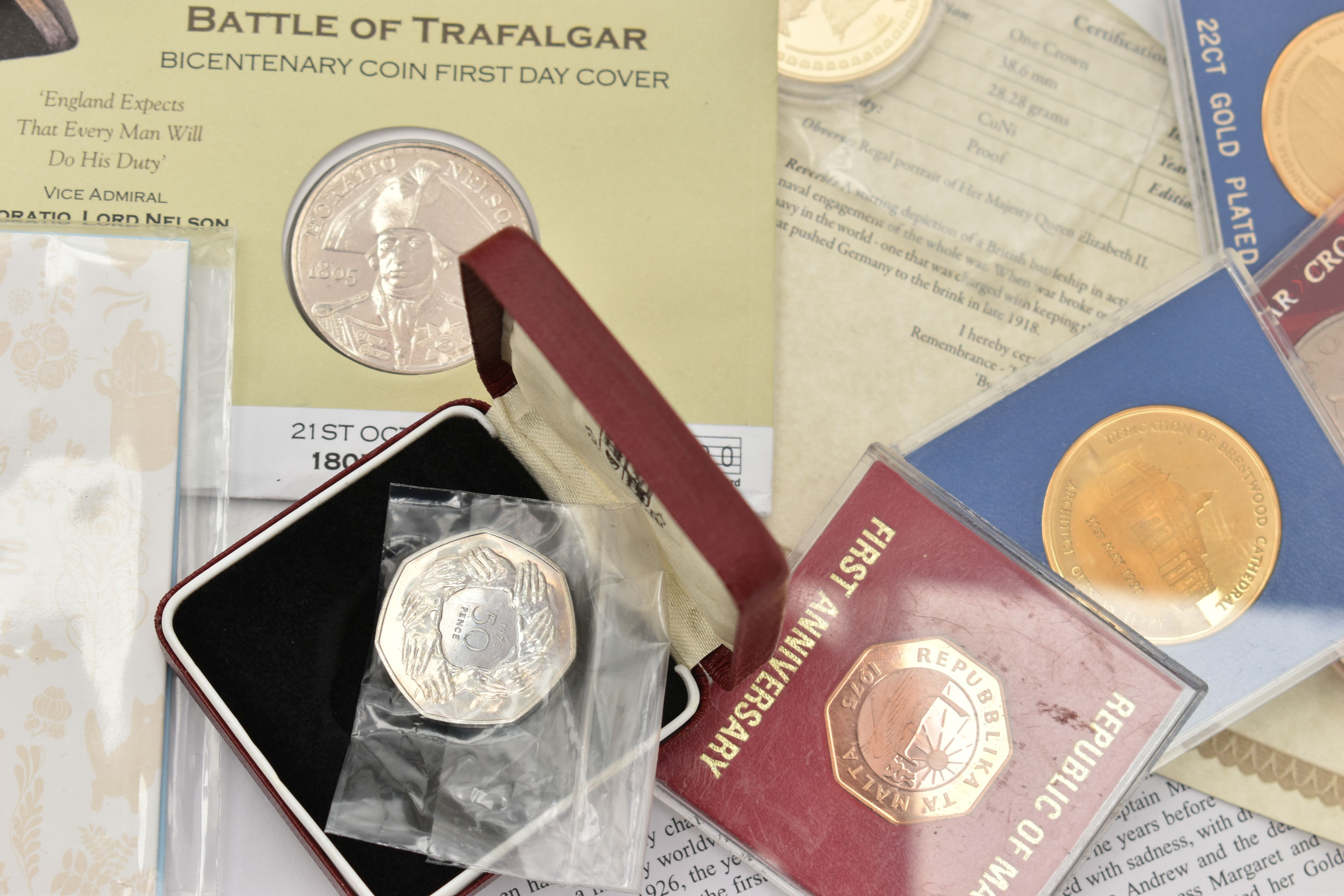 A CARDBOARD BOX CONTAINING MIXED COINS AND COMMEMORATIVES, to include 3x carded £5 coins, a Guernsey - Image 4 of 13