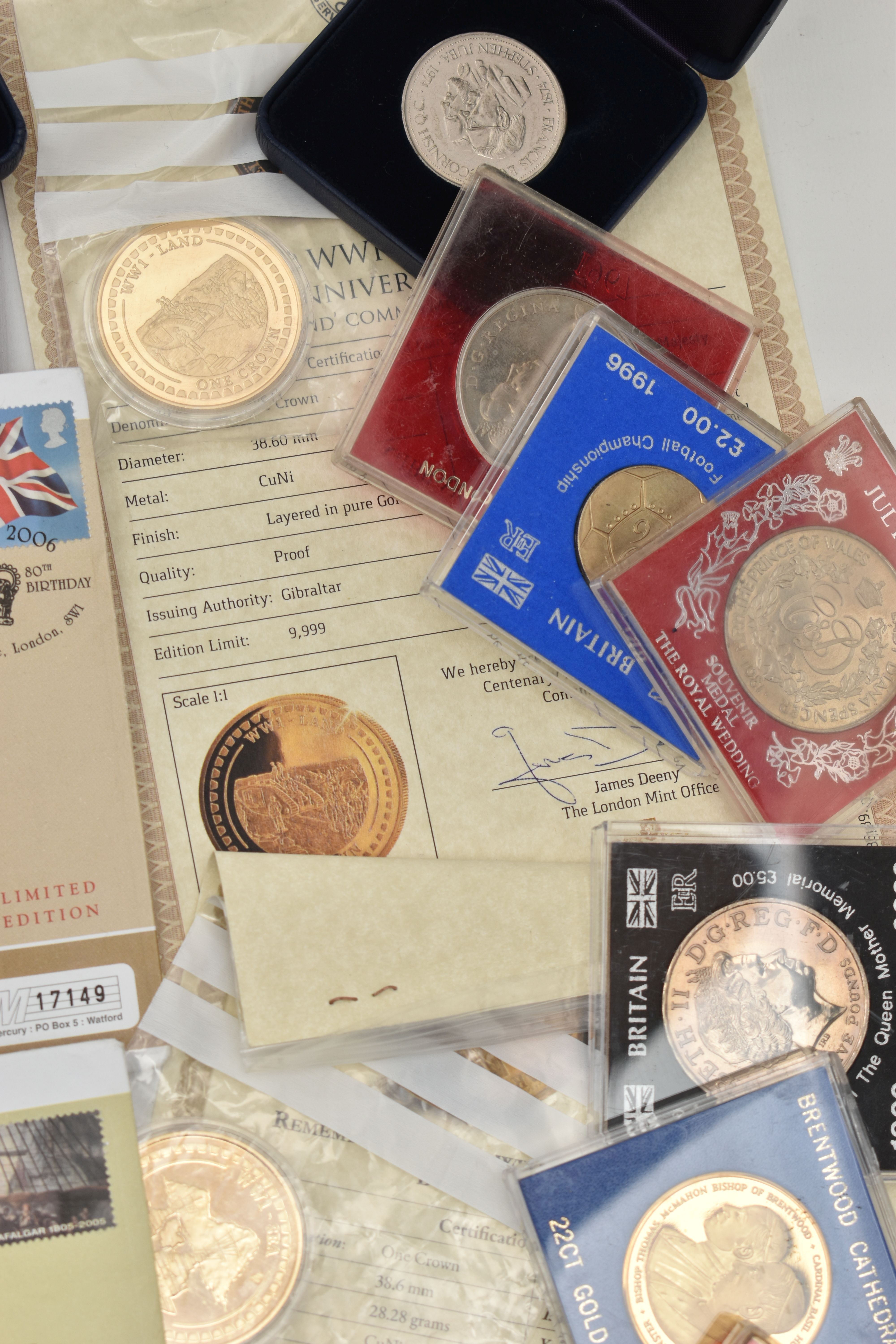 A CARDBOARD BOX CONTAINING MIXED COINS AND COMMEMORATIVES, to include 3x carded £5 coins, a Guernsey - Image 5 of 13